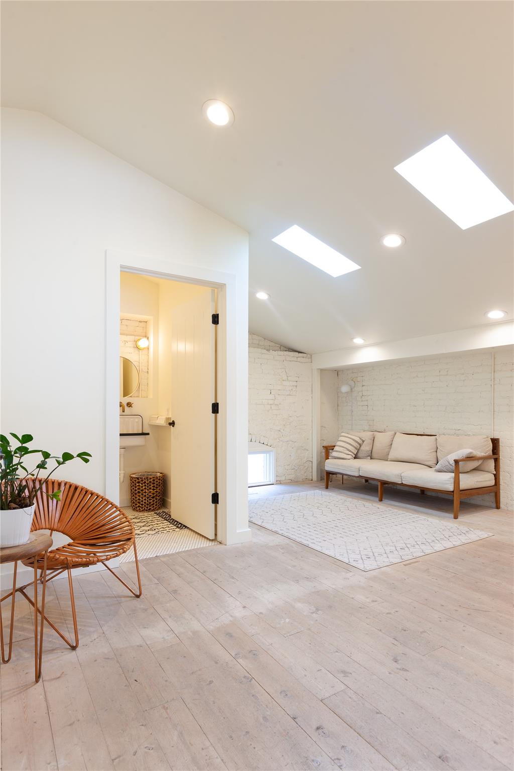 111 East St, Hutto, TX 78634