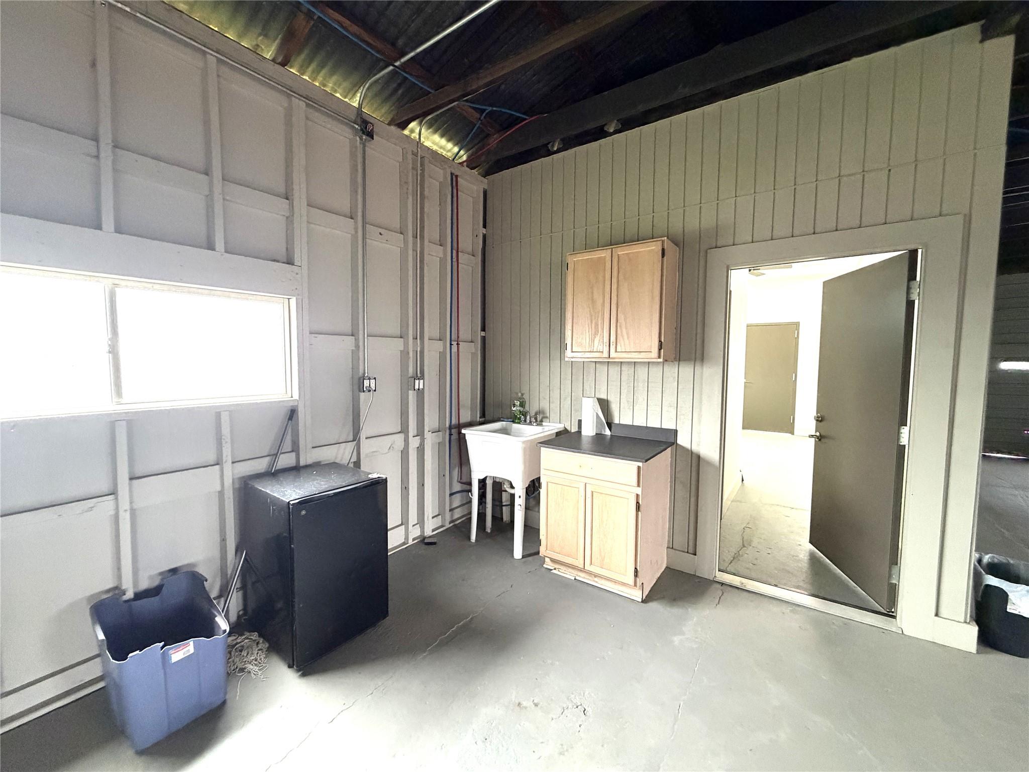 1541 E Pierce St, Luling, TX 78648