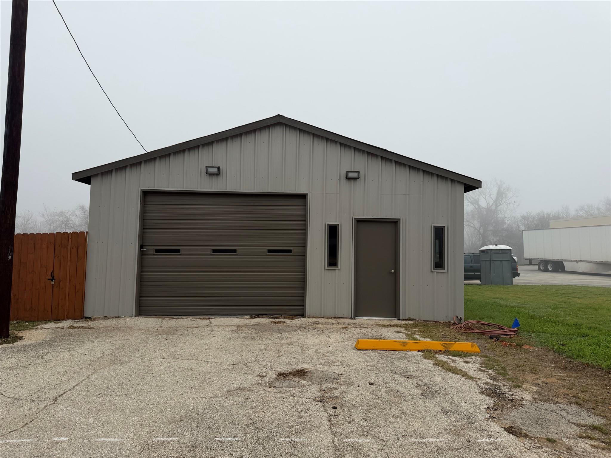 1541 E Pierce St, Luling, TX 78648