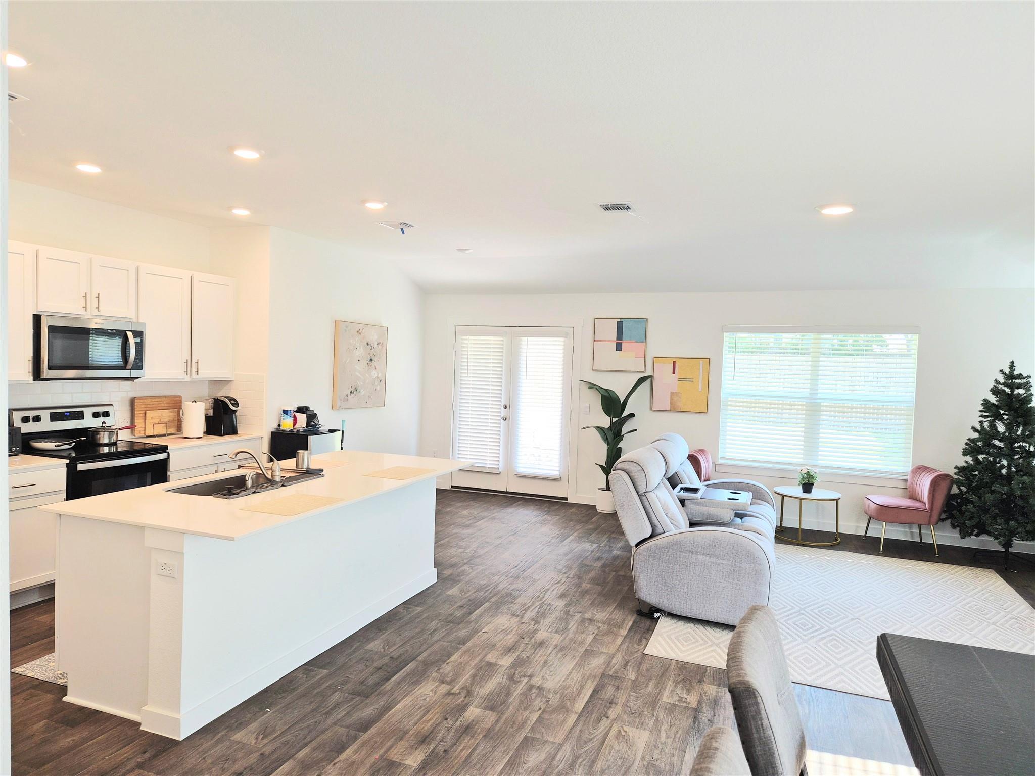 501 Elm Creek Dr, Hutto, TX 78634