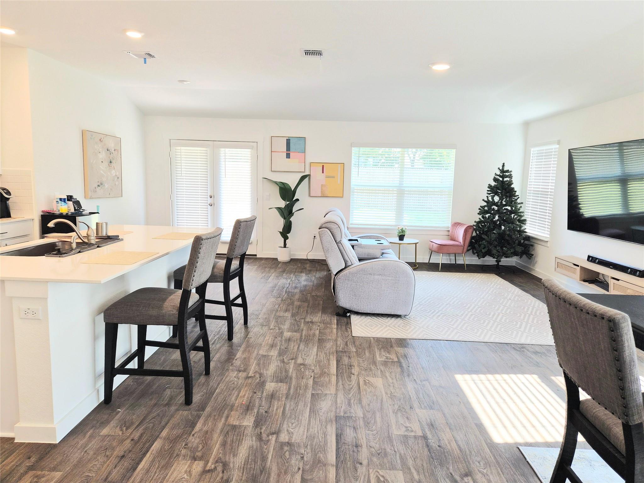 501 Elm Creek Dr, Hutto, TX 78634