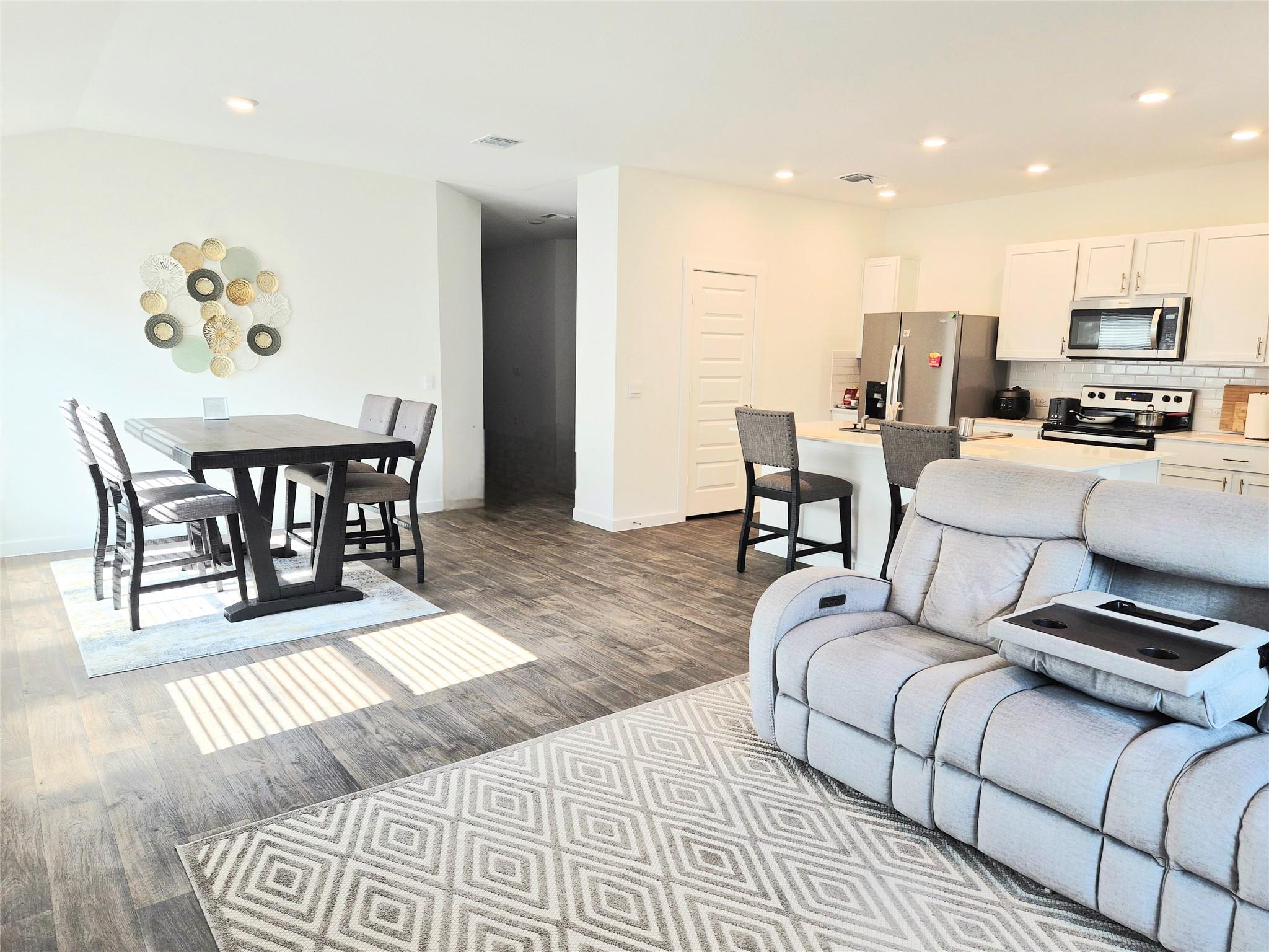 501 Elm Creek Dr, Hutto, TX 78634