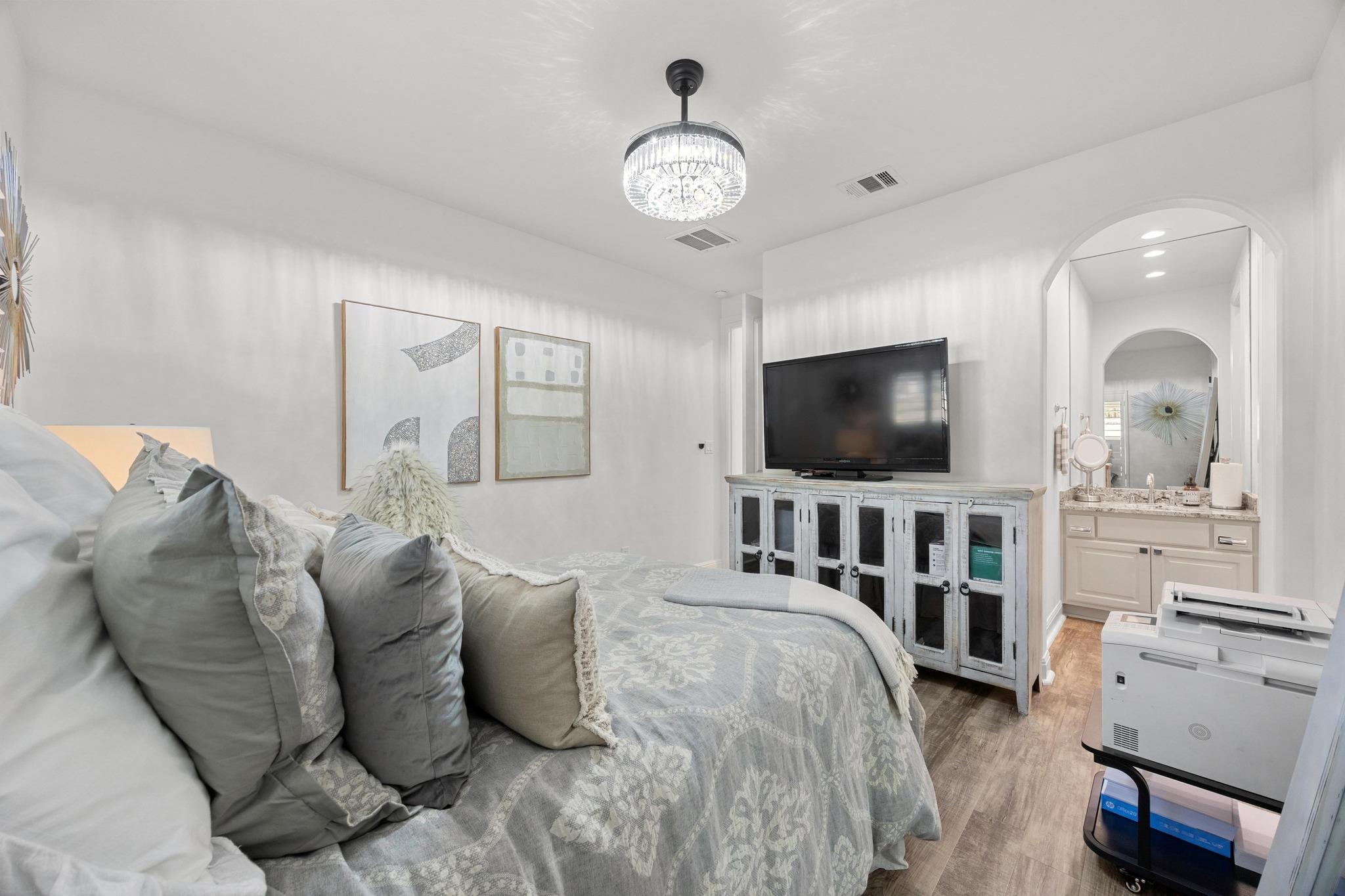 9008 Hobby Ln, Jonestown, TX 78645