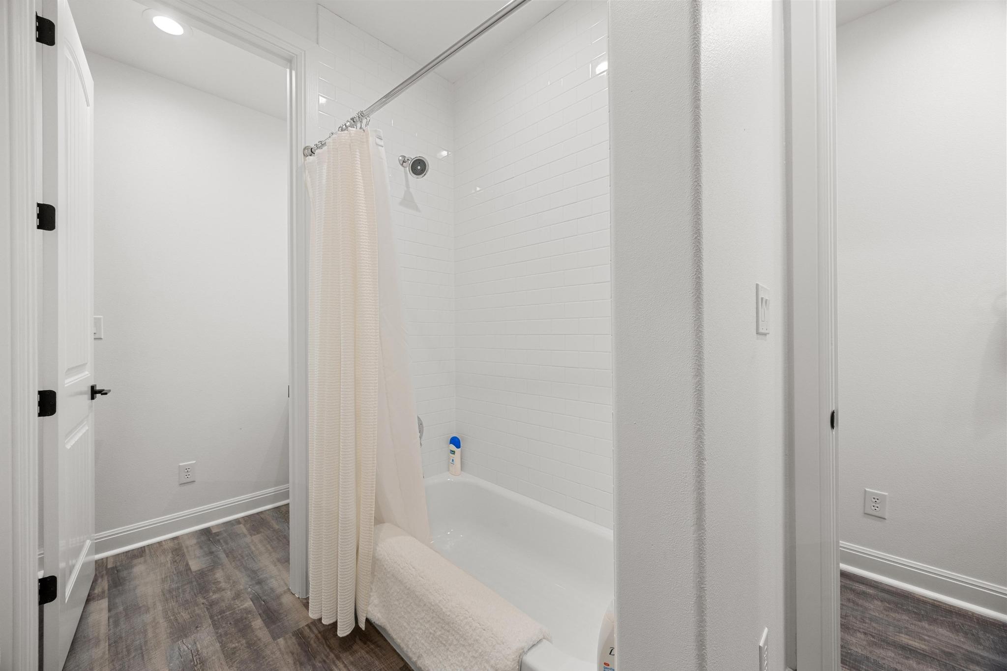 9008 Hobby Ln, Jonestown, TX 78645