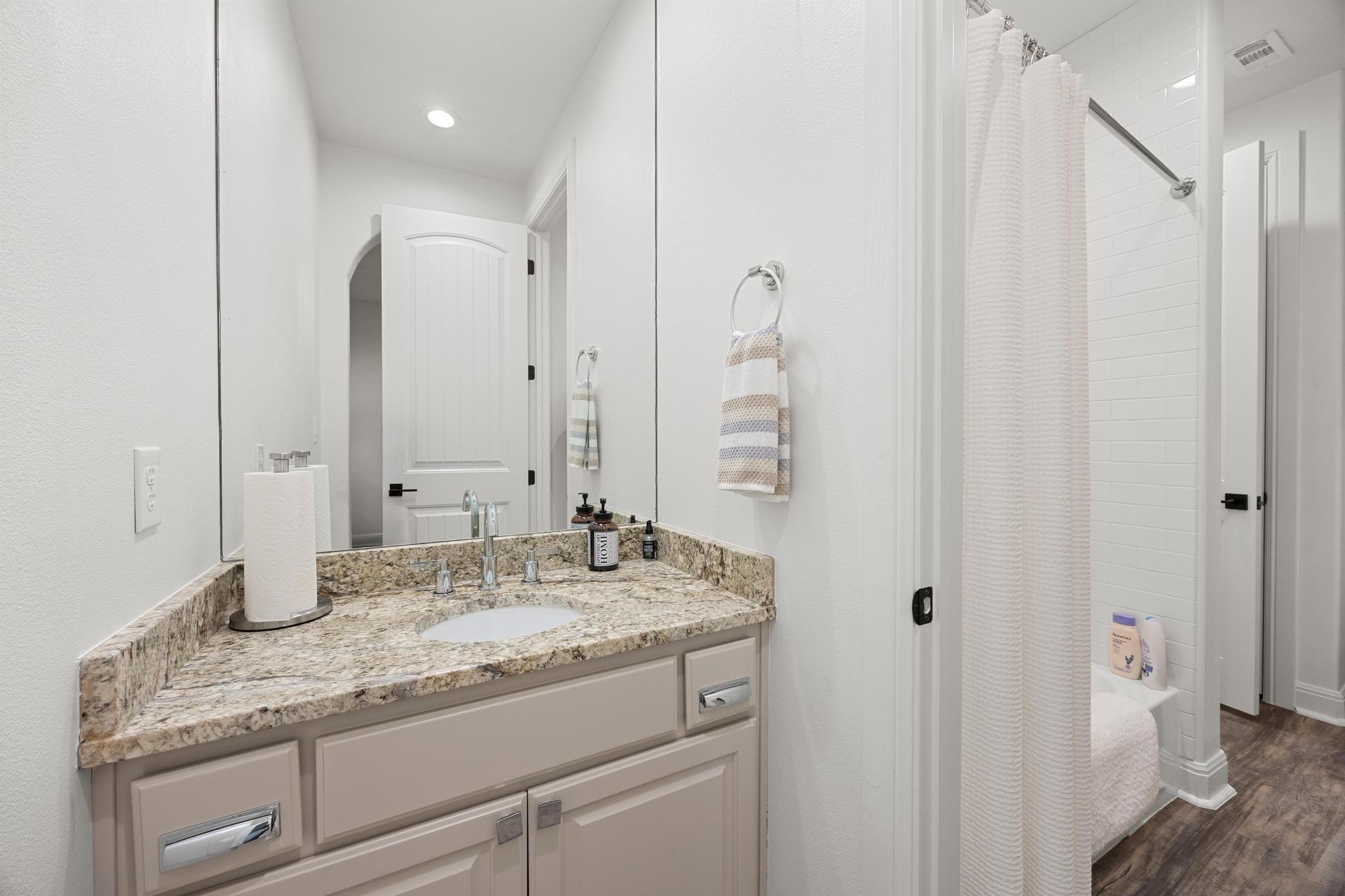 9008 Hobby Ln, Jonestown, TX 78645