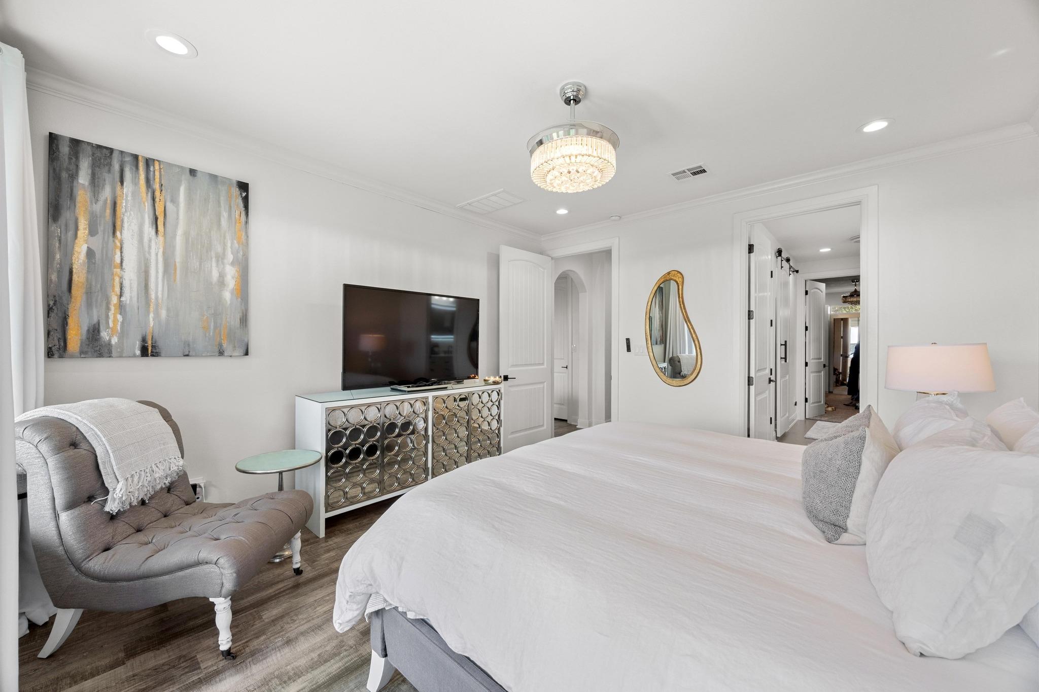 9008 Hobby Ln, Jonestown, TX 78645