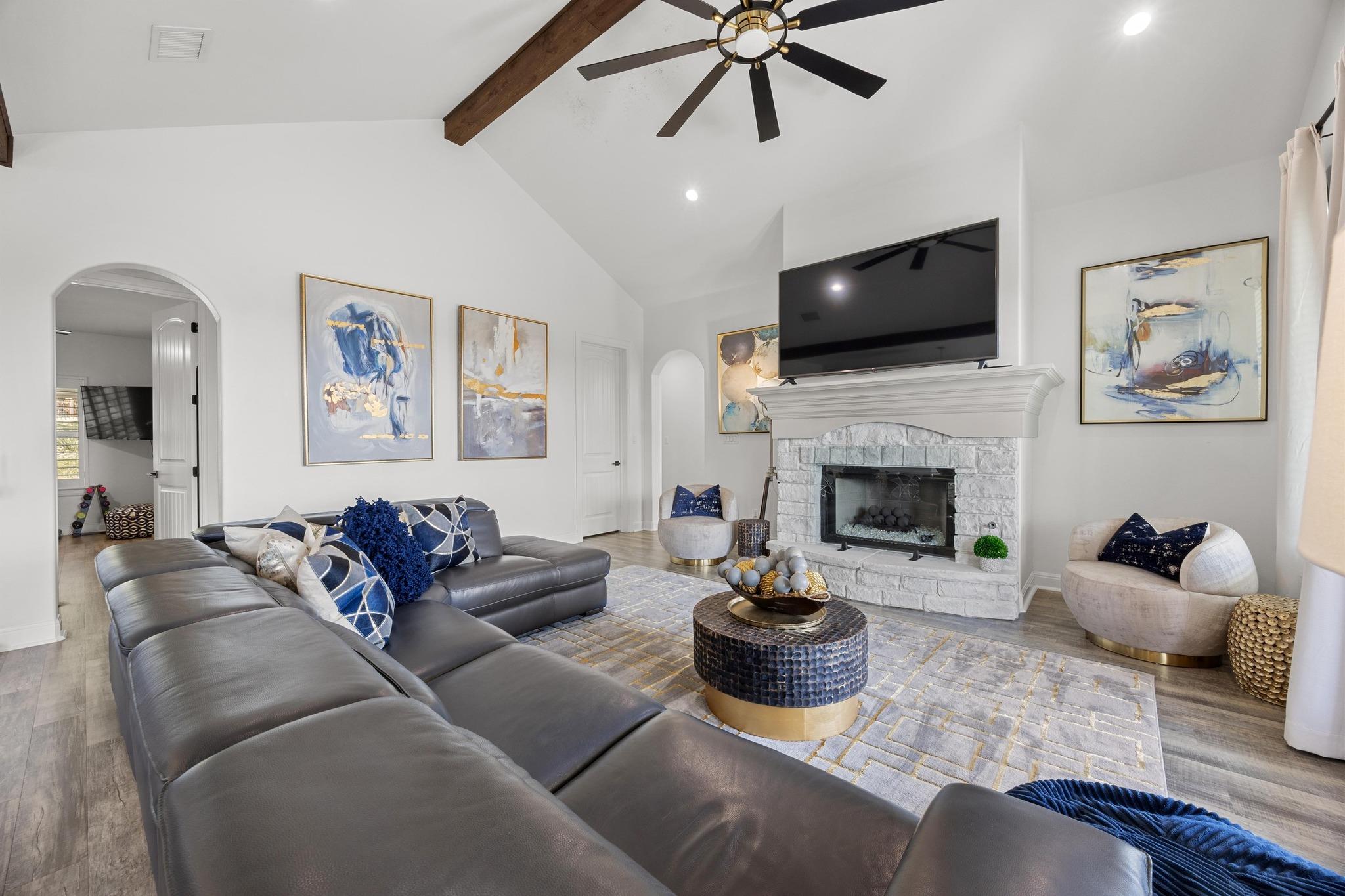 9008 Hobby Ln, Jonestown, TX 78645