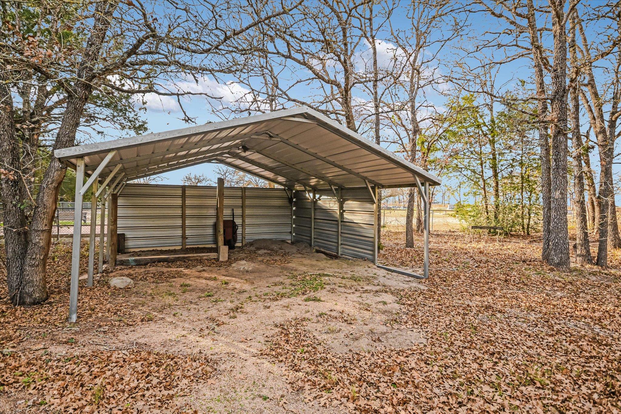 309 Stolle Ln, Flatonia, TX 78941