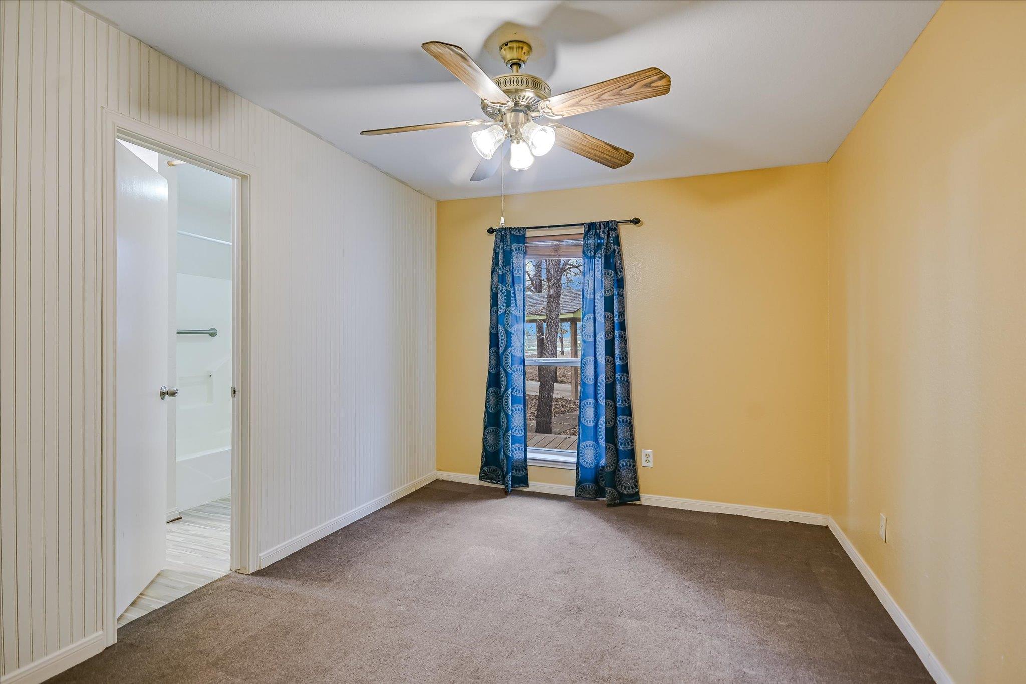 309 Stolle Ln, Flatonia, TX 78941