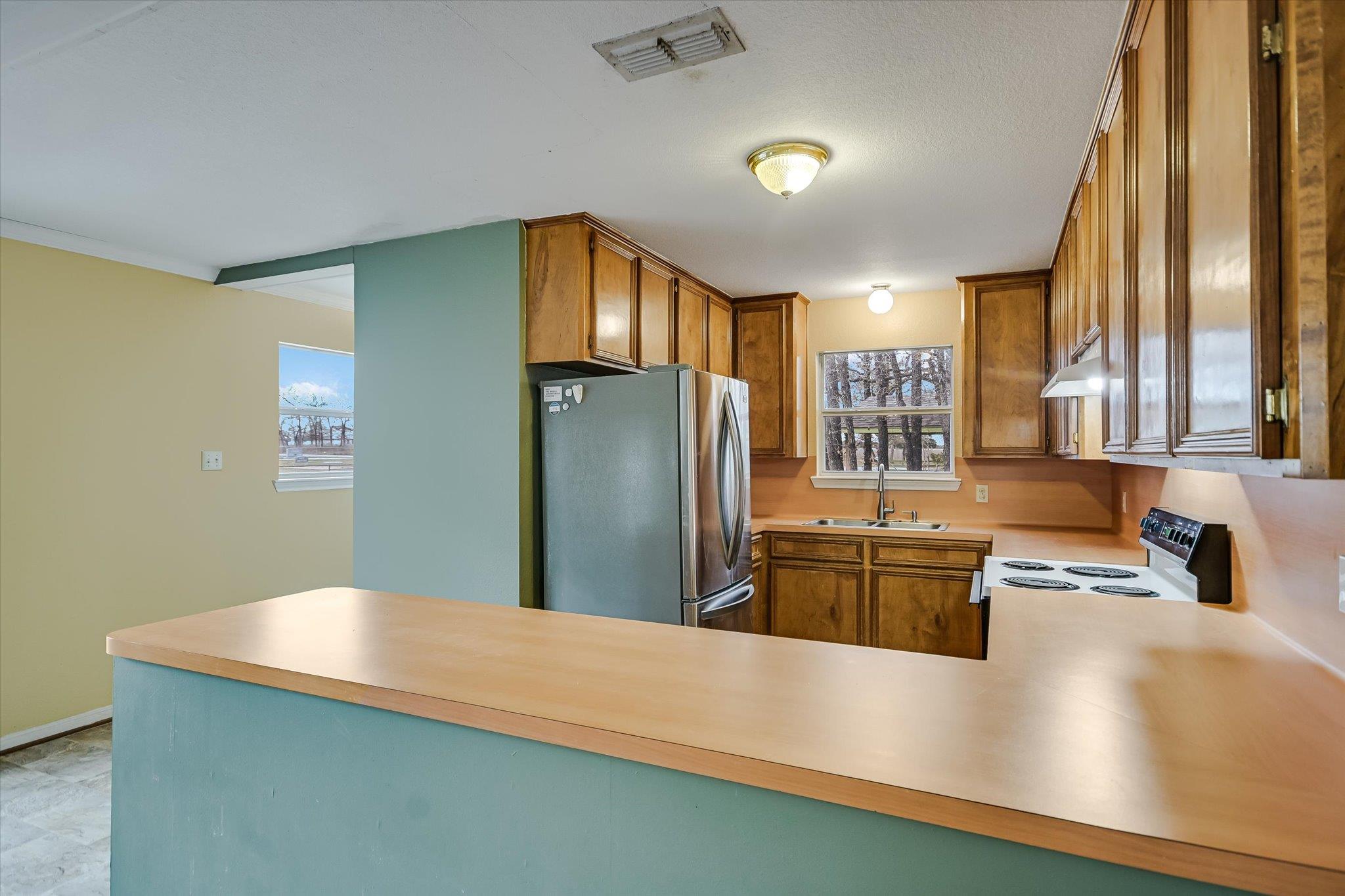 309 Stolle Ln, Flatonia, TX 78941