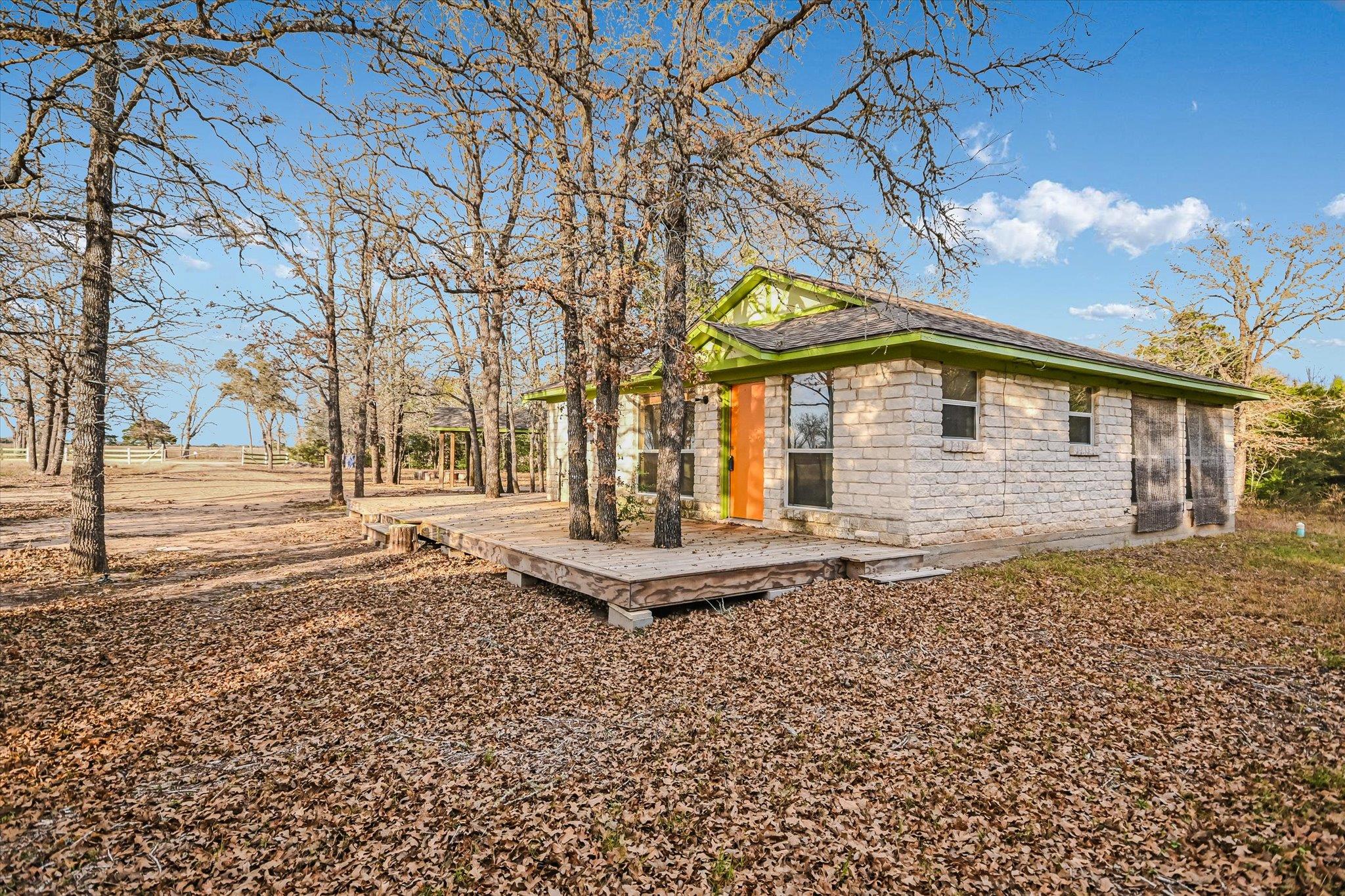 309 Stolle Ln, Flatonia, TX 78941