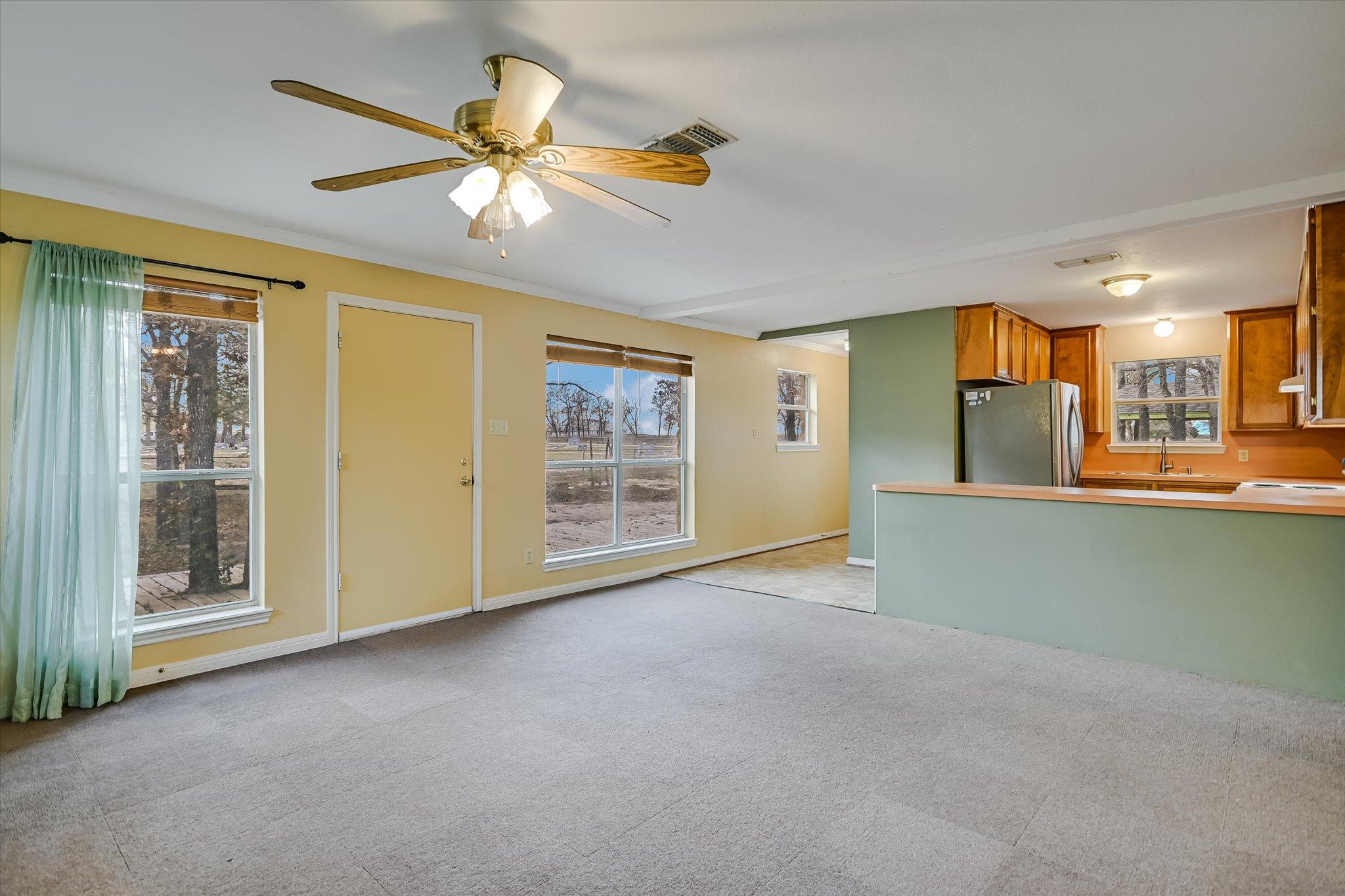 309 Stolle Ln, Flatonia, TX 78941