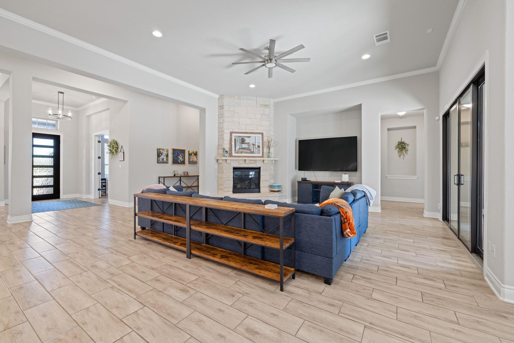 805 Gipper Ln, Leander, TX 78641