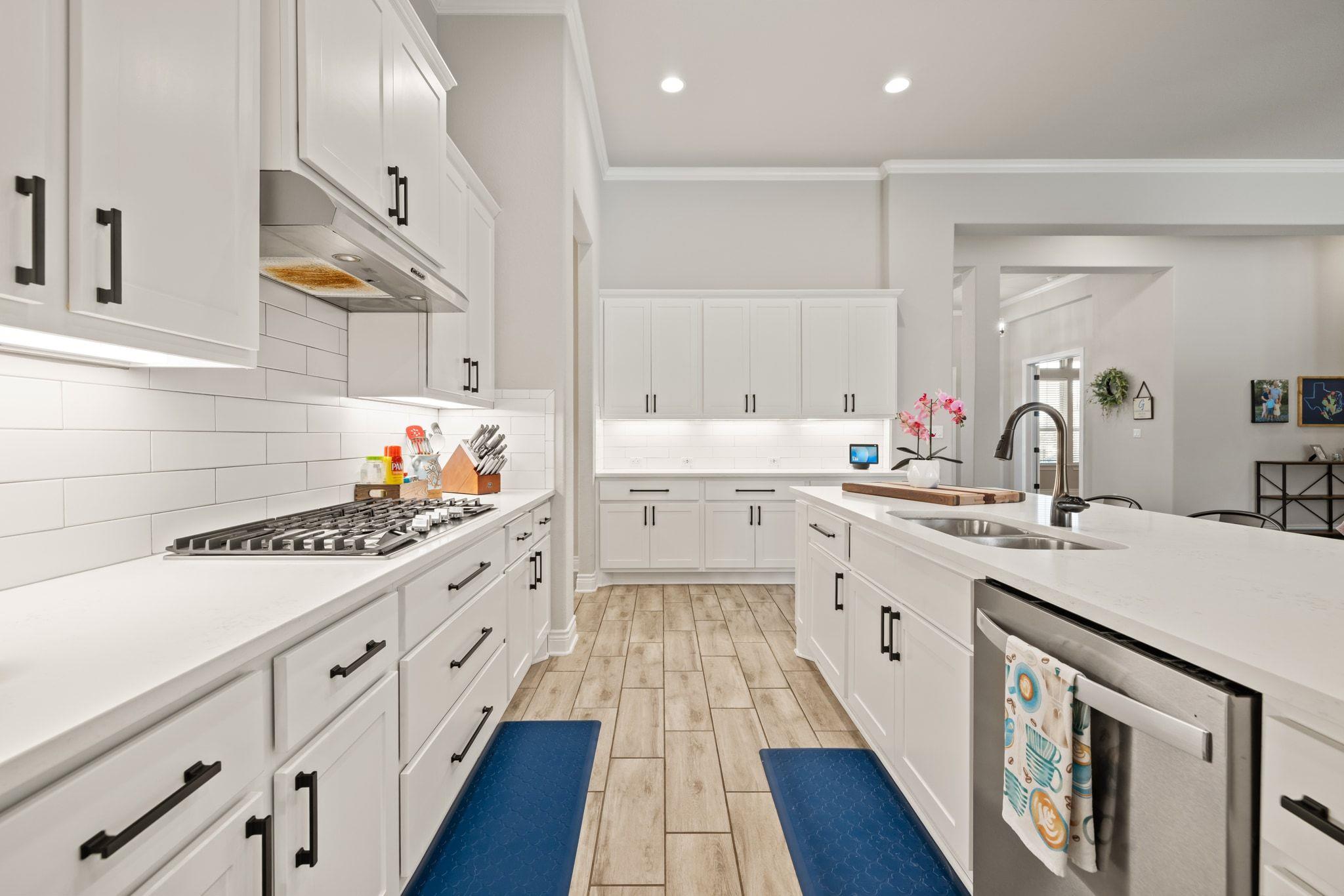 805 Gipper Ln, Leander, TX 78641