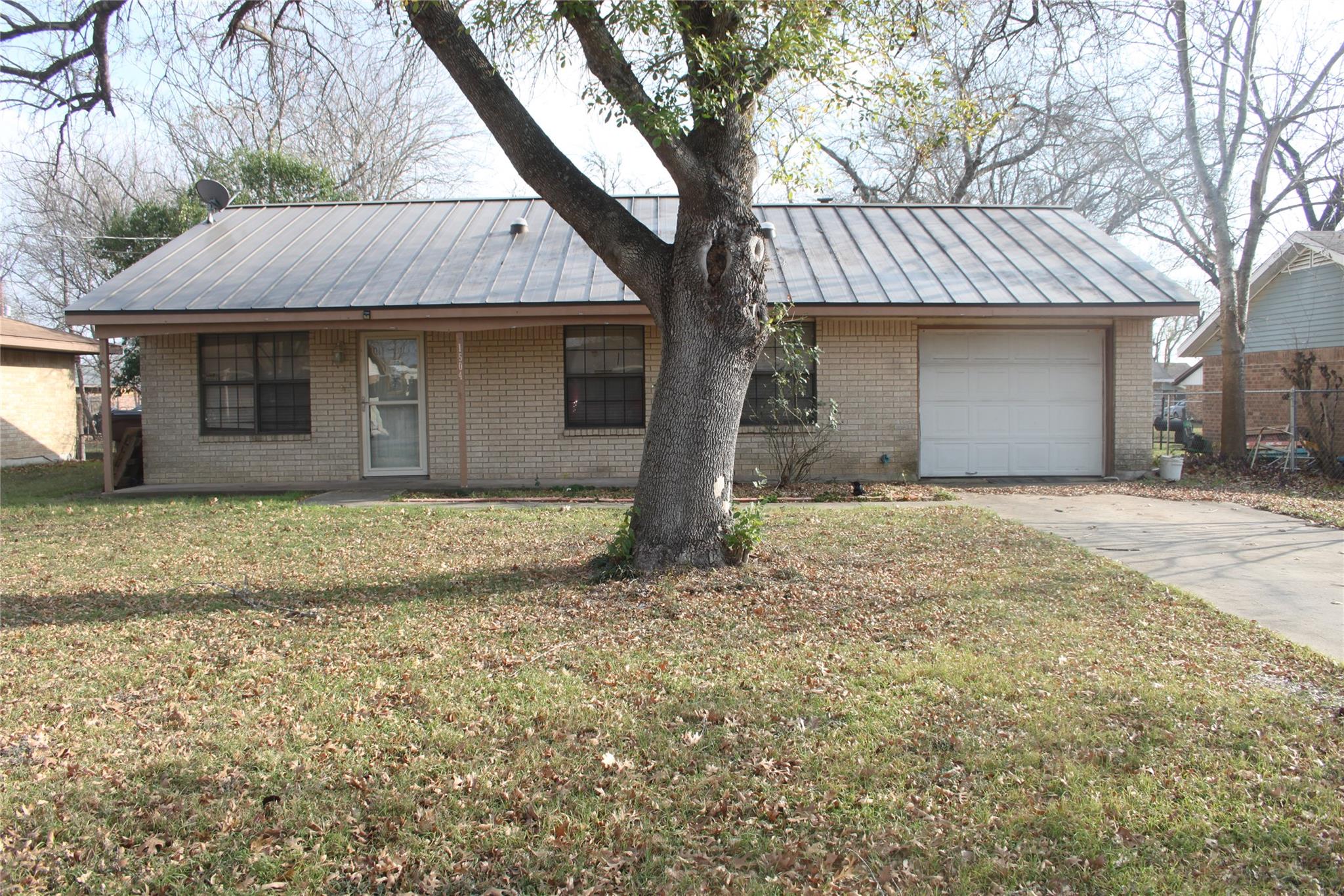 1504 Lakeview Dr, Lockhart, TX 78644