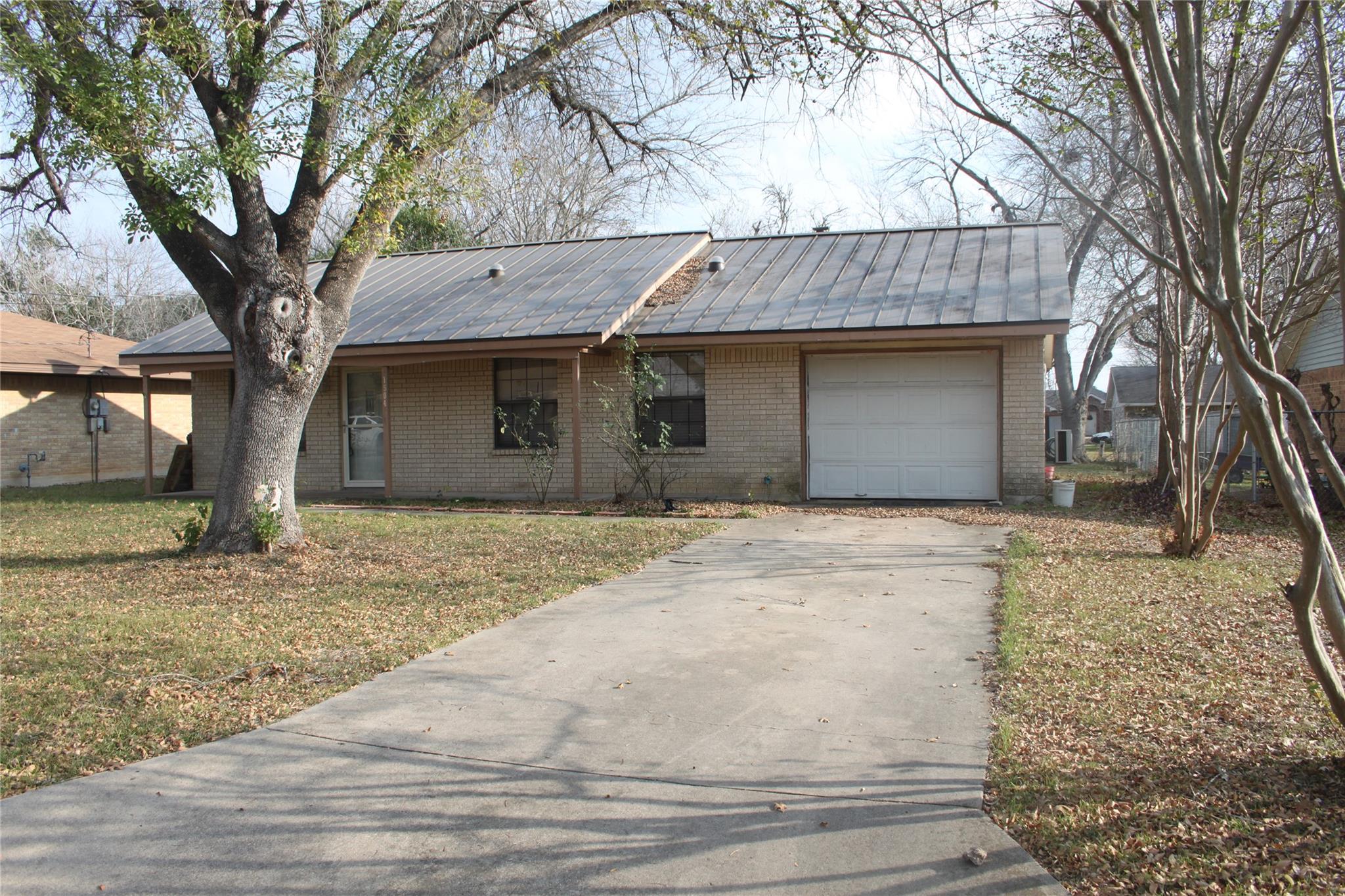 1504 Lakeview Dr, Lockhart, TX 78644