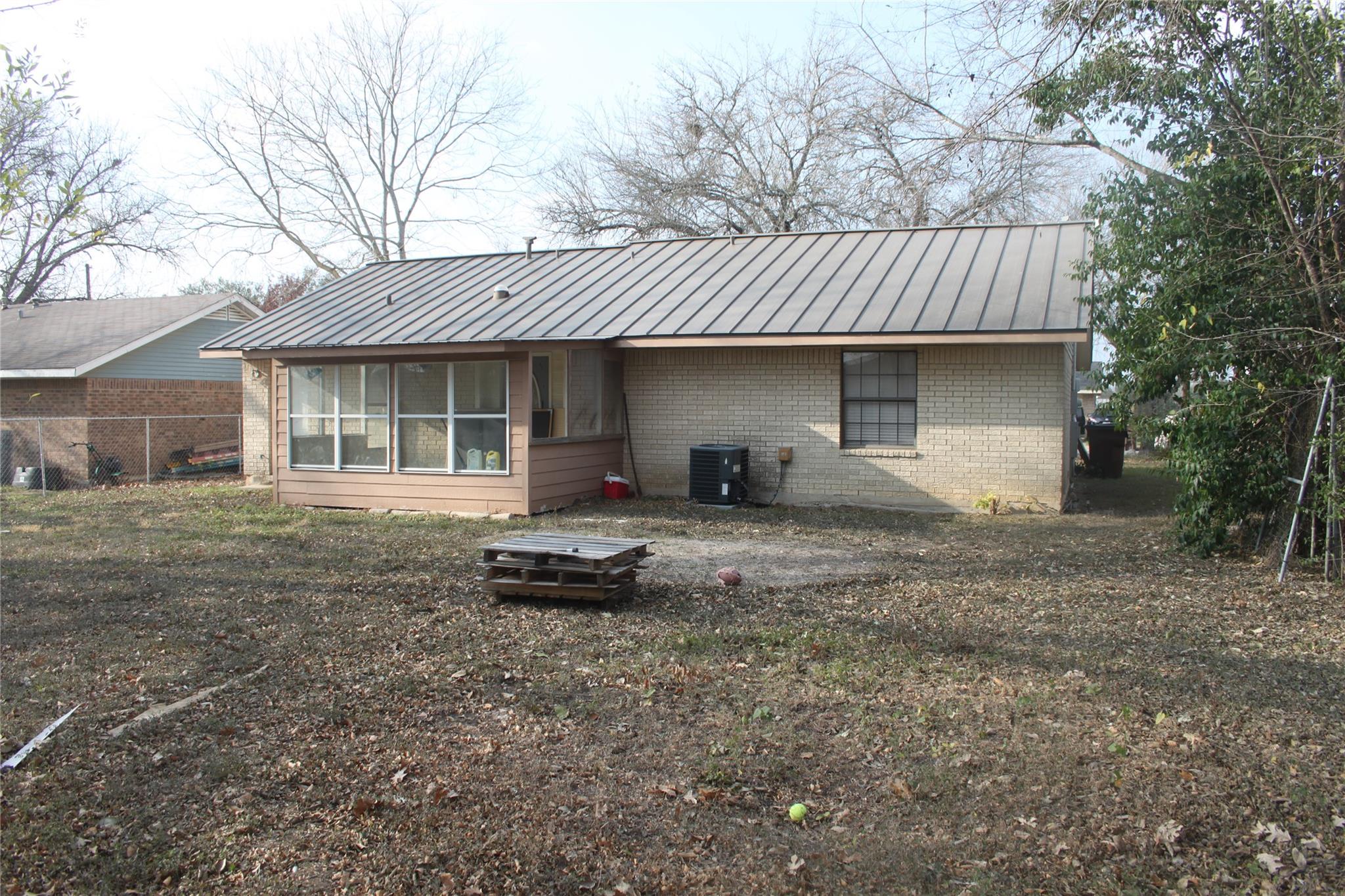 1504 Lakeview Dr, Lockhart, TX 78644