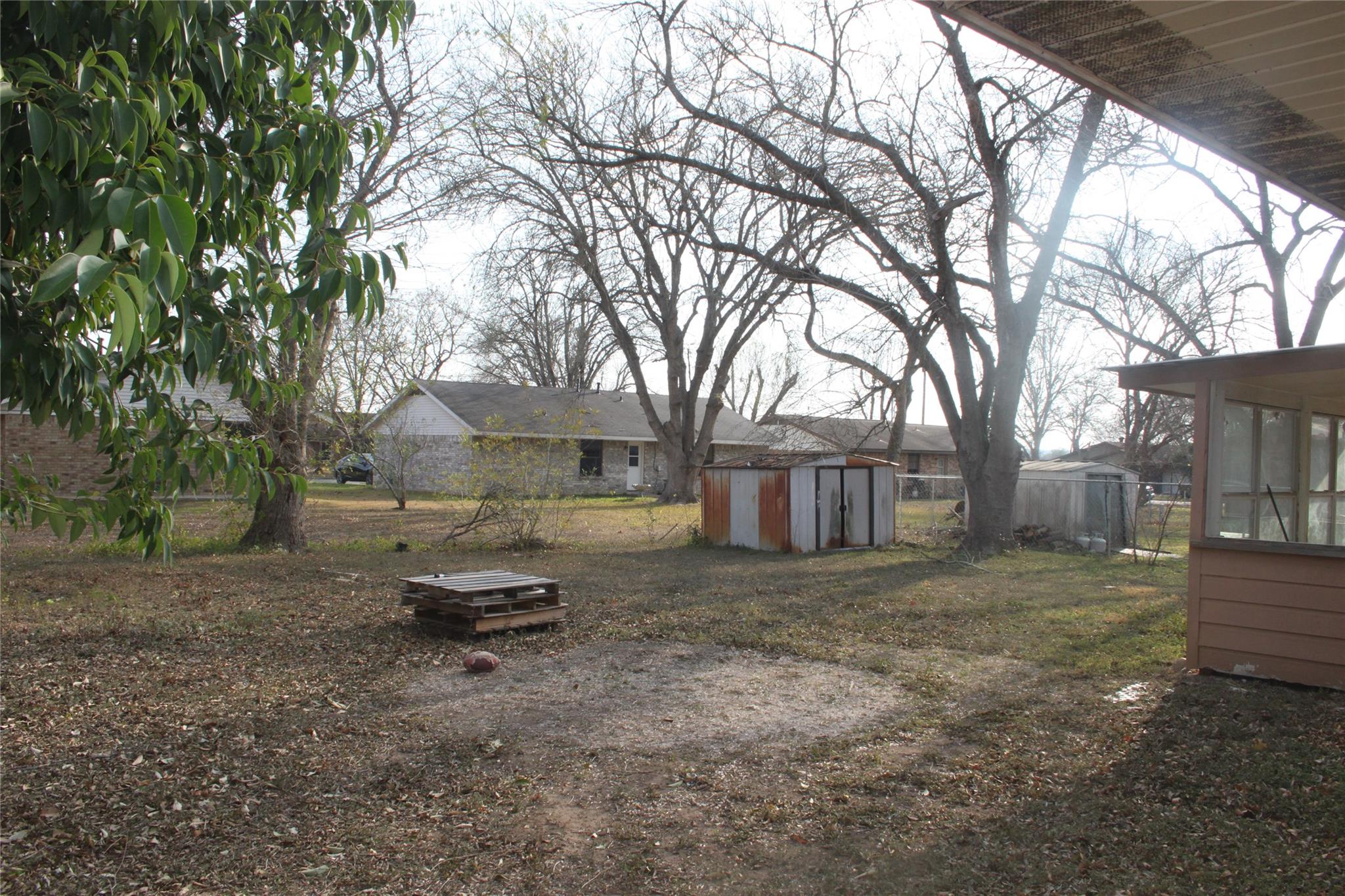 1504 Lakeview Dr, Lockhart, TX 78644