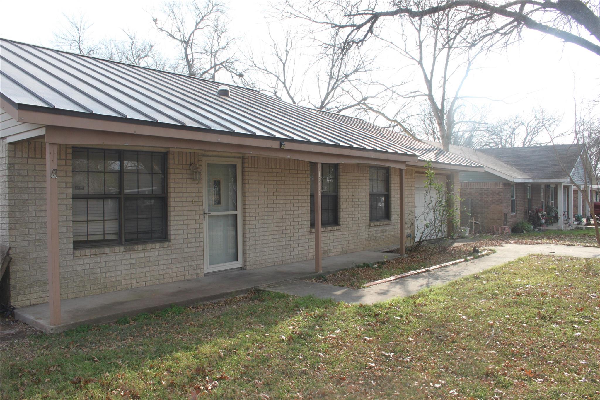 1504 Lakeview Dr, Lockhart, TX 78644