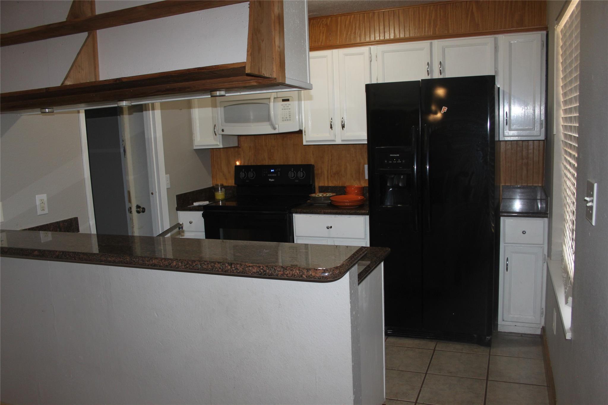 1504 Lakeview Dr, Lockhart, TX 78644