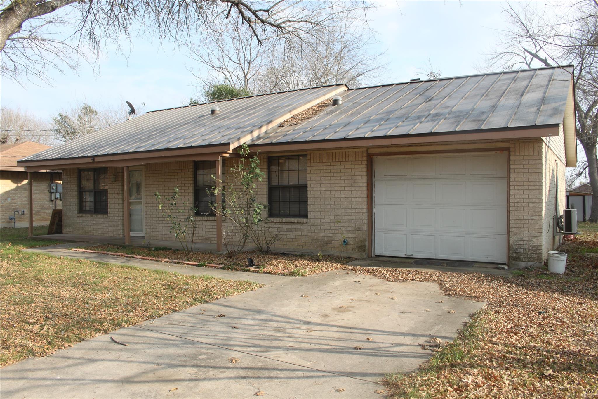 1504 Lakeview Dr, Lockhart, TX 78644