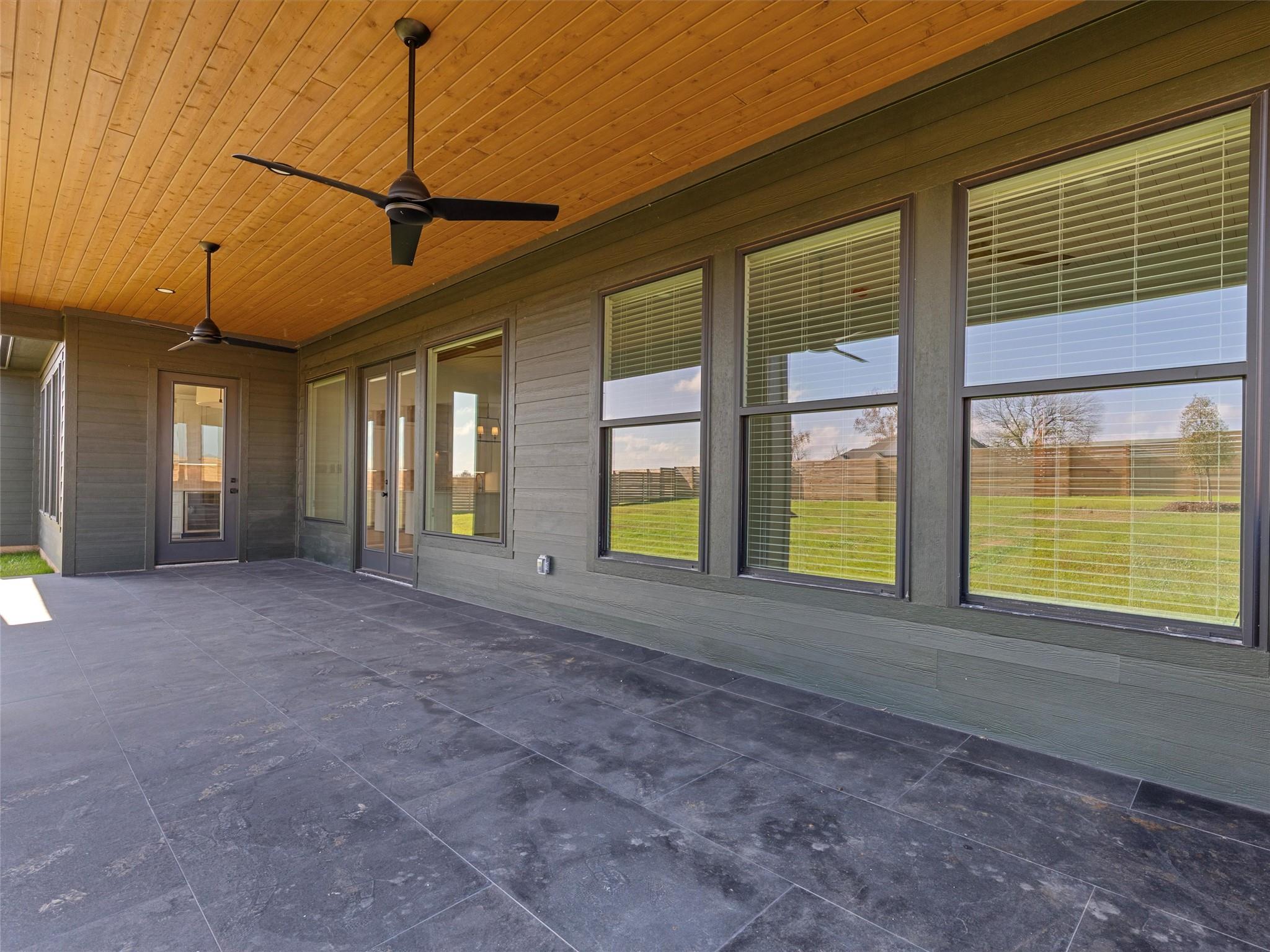 131 Hydrangea Dr, Smithville, TX 78957