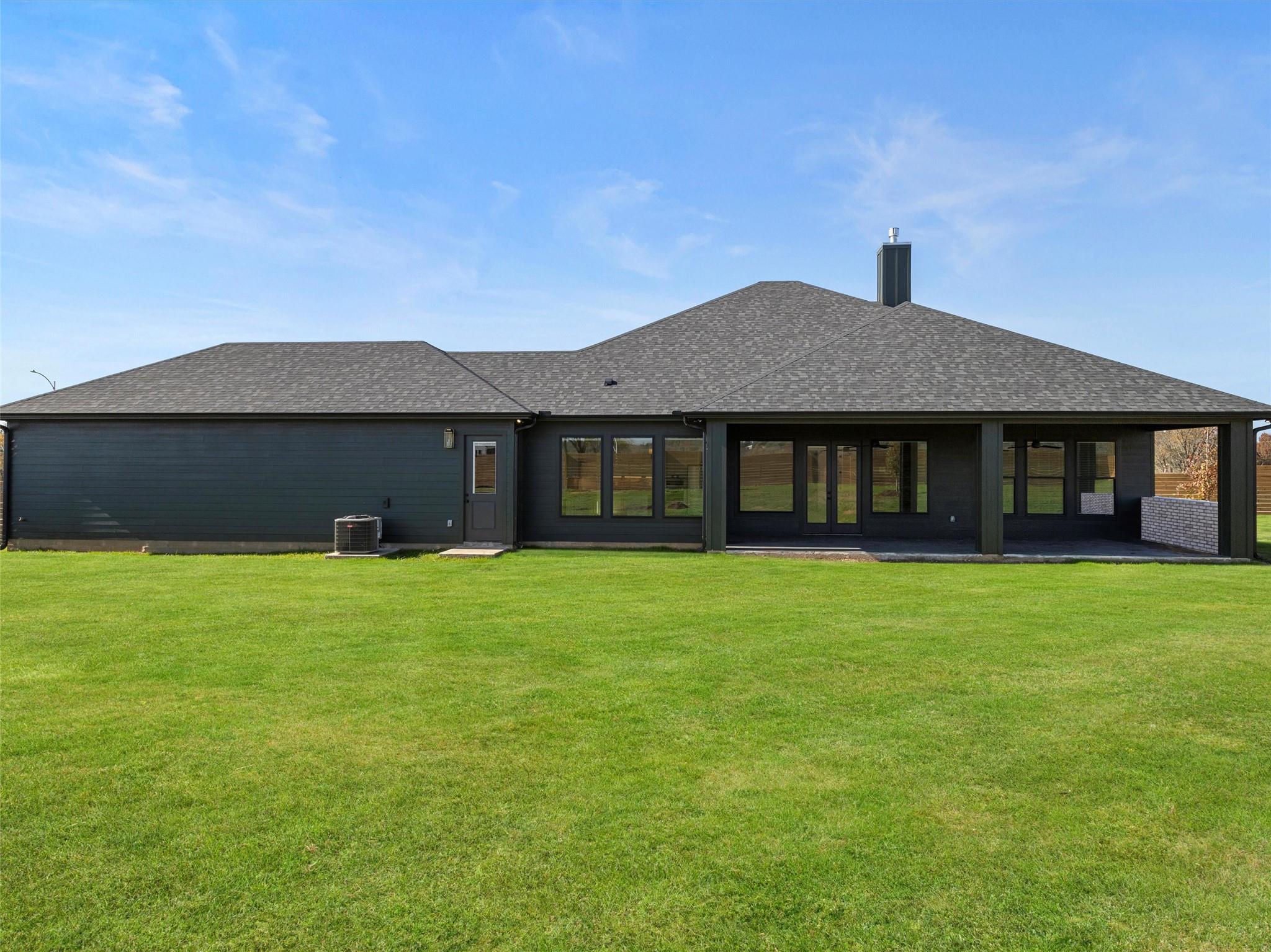 131 Hydrangea Dr, Smithville, TX 78957