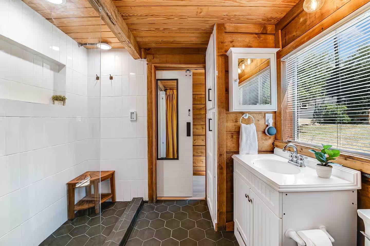 25404 Cove Dr, Spicewood, TX 78669