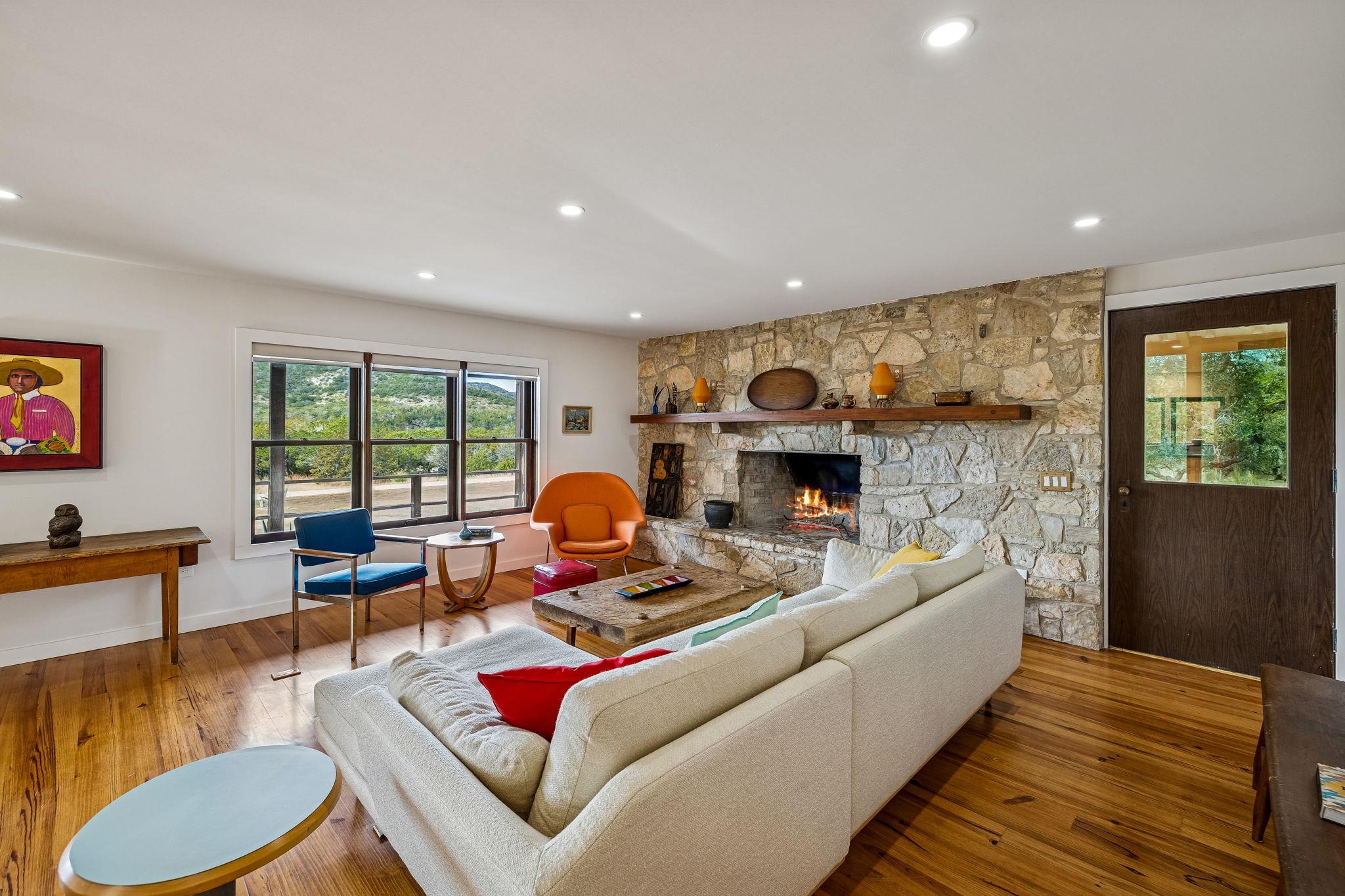 299 Live Oak Trl, Utopia, TX 78883