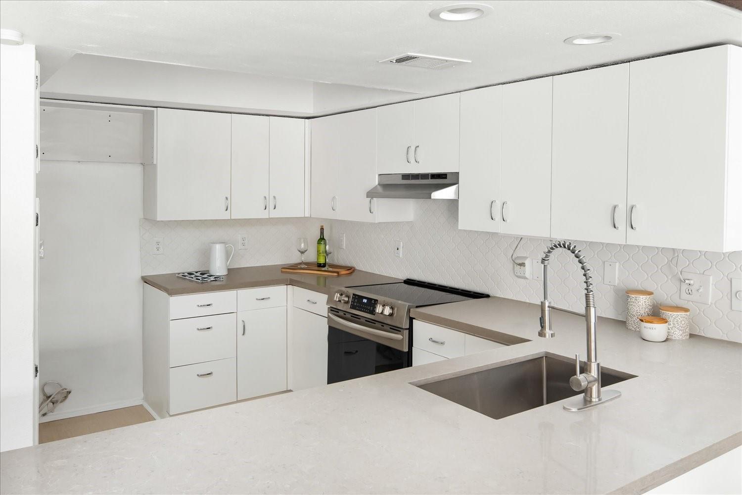 559 Demarett Dr, Point Venture, TX 78645