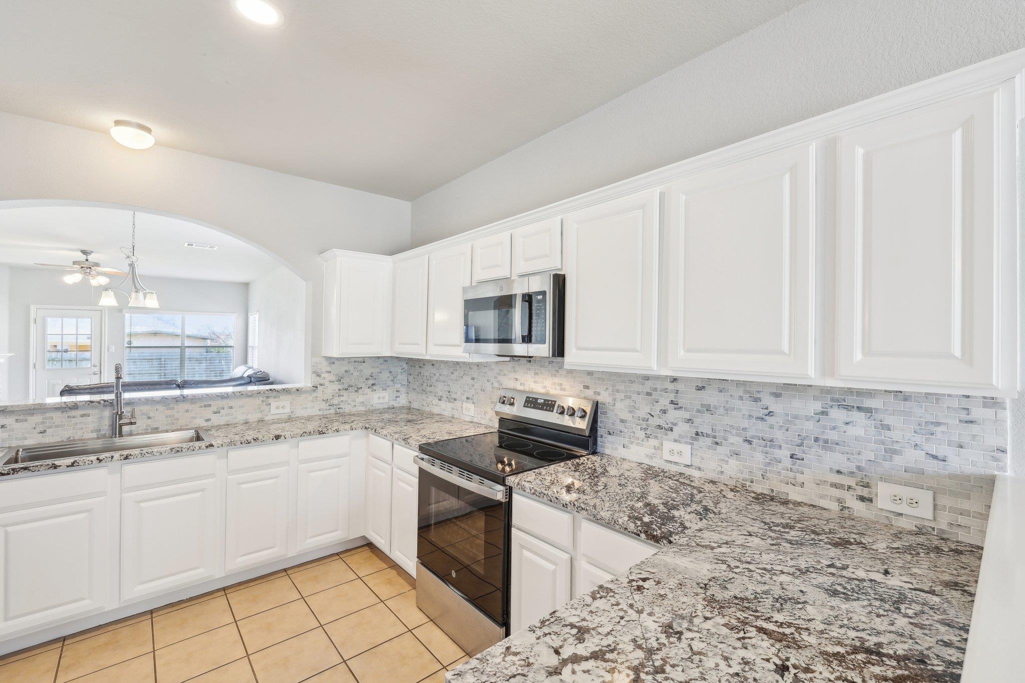 211 Almquist St, Hutto, TX 78634