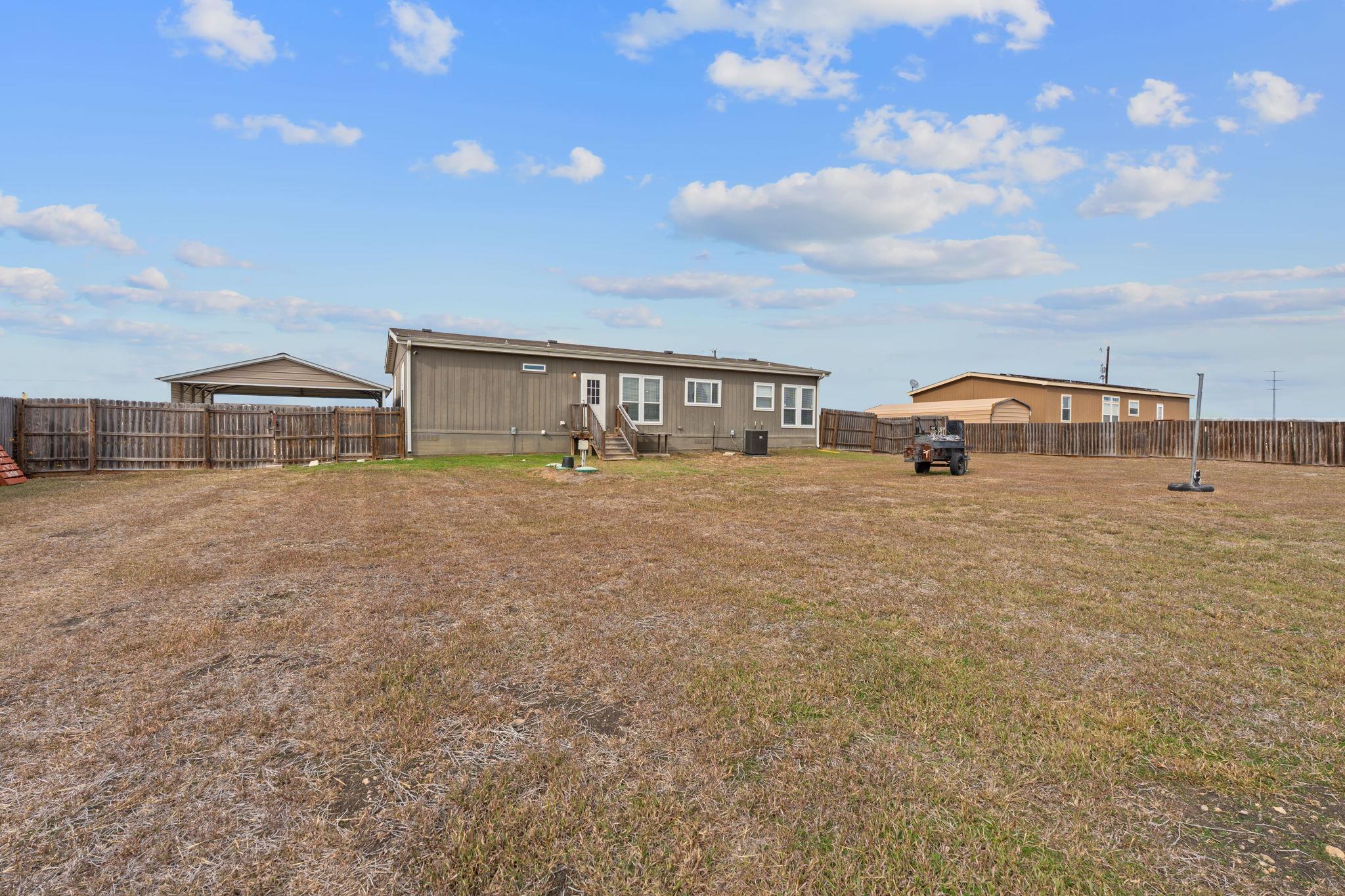 371 Lippe Ln, Niederwald, TX 78640