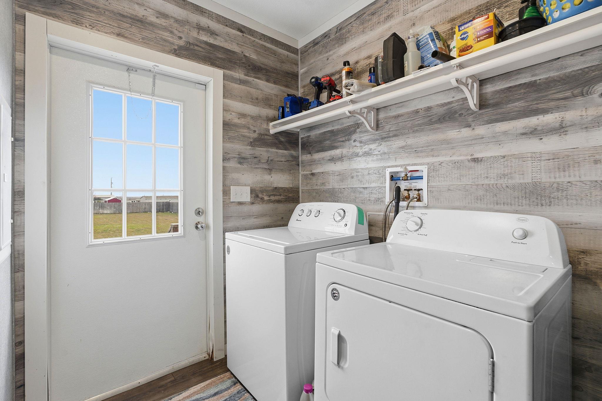 371 Lippe Ln, Niederwald, TX 78640