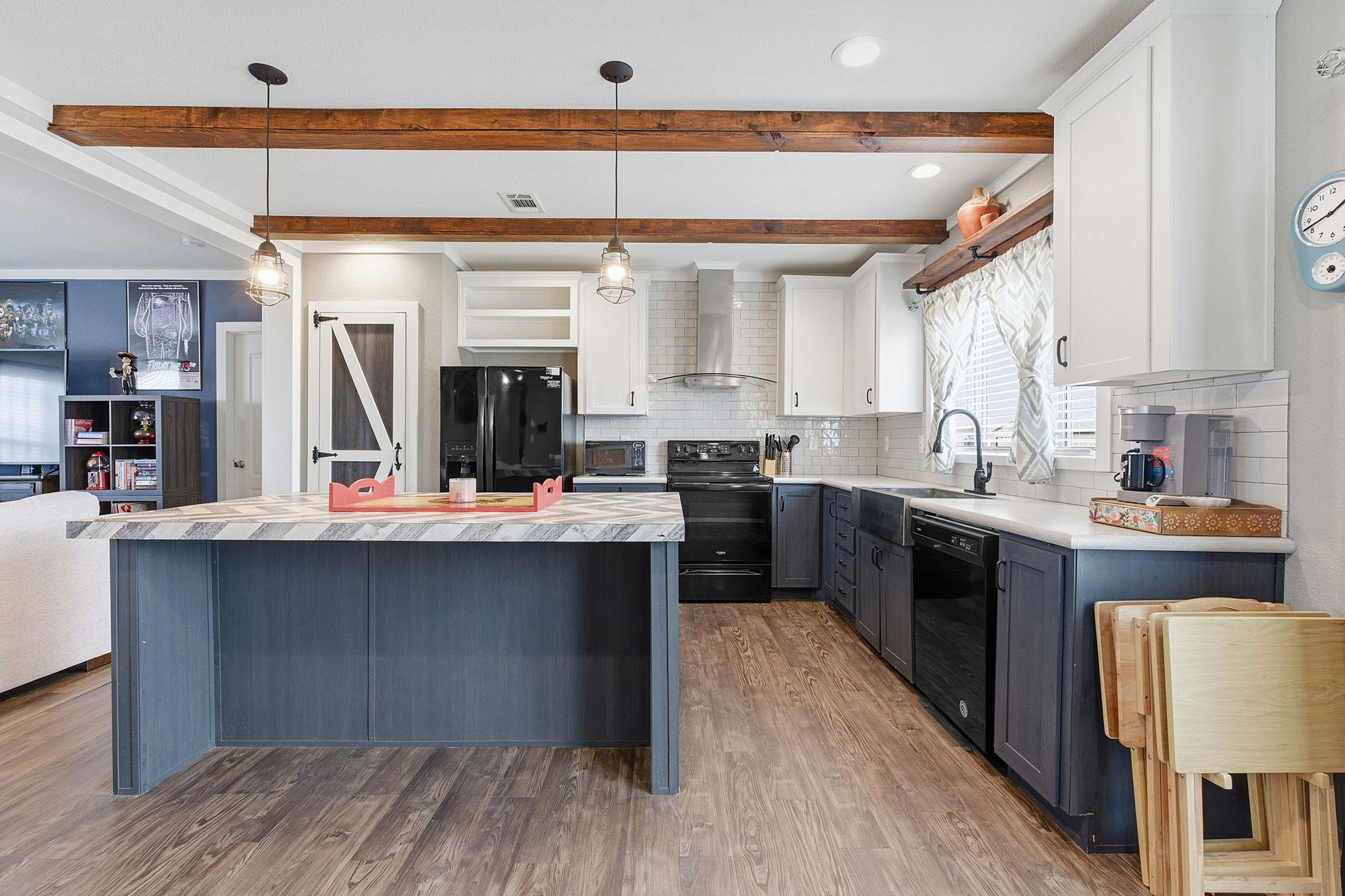 371 Lippe Ln, Niederwald, TX 78640