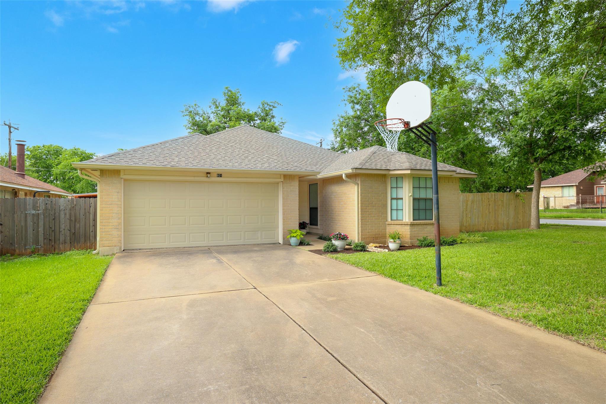 801 Saunders Dr, Round Rock, TX 78664