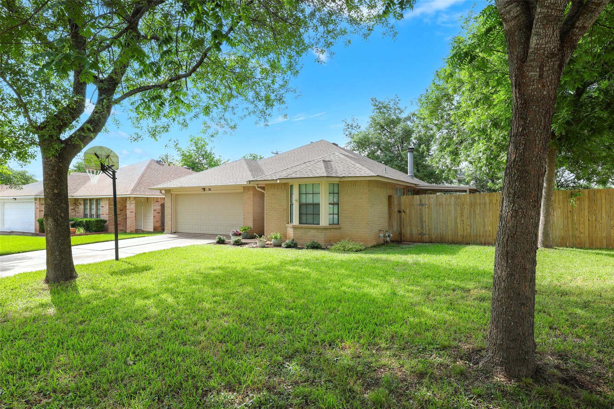 801 Saunders Dr, Round Rock, TX 78664