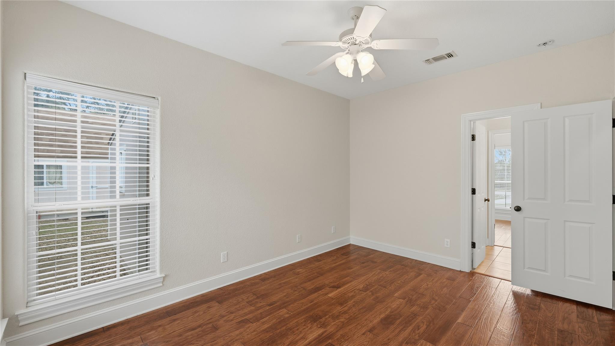 905 Mountain Dr, San Marcos, TX 78666