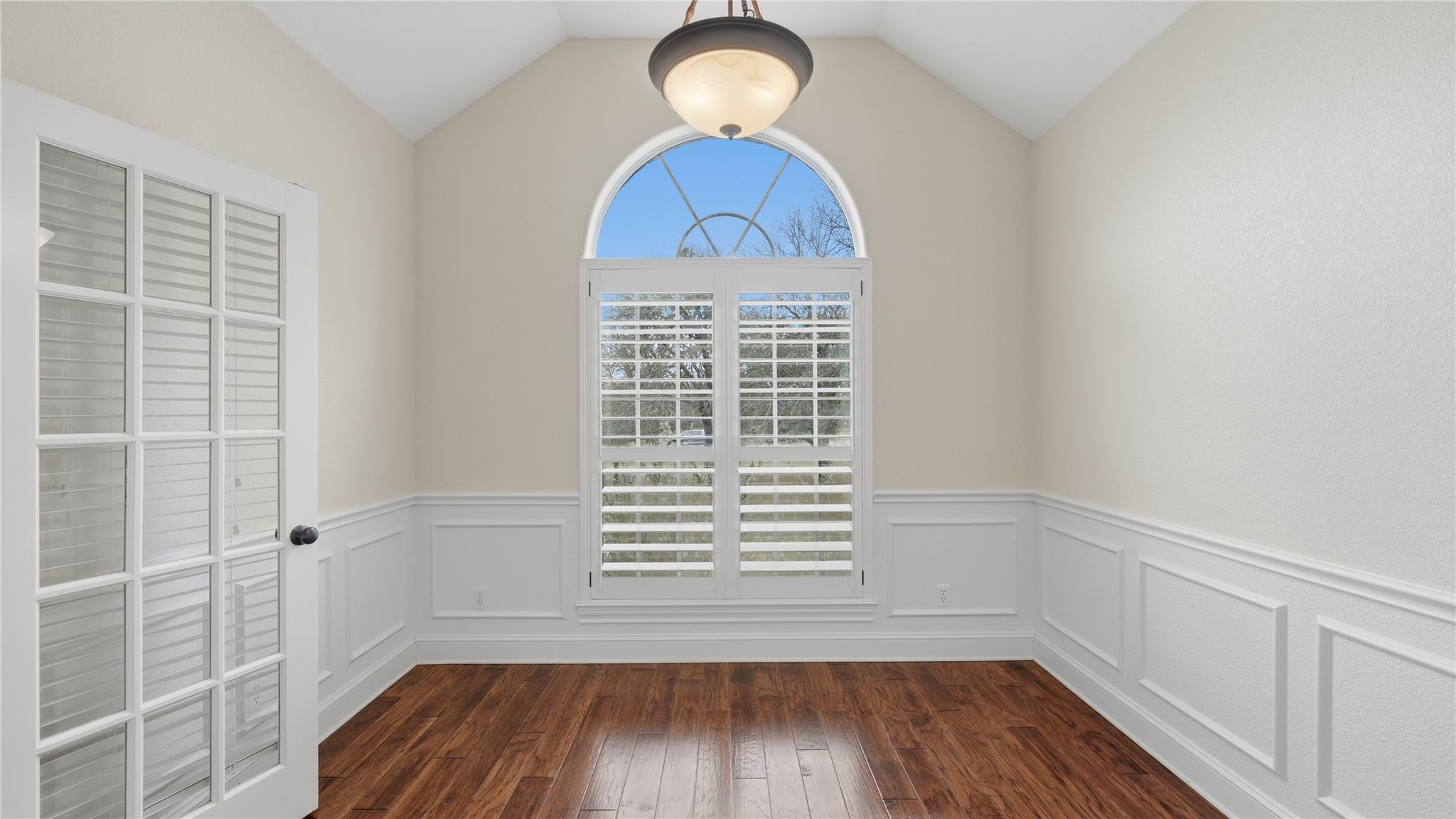 905 Mountain Dr, San Marcos, TX 78666