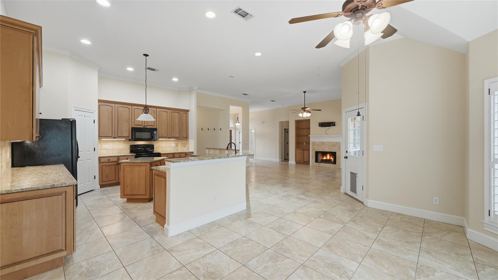 905 Mountain Dr, San Marcos, TX 78666