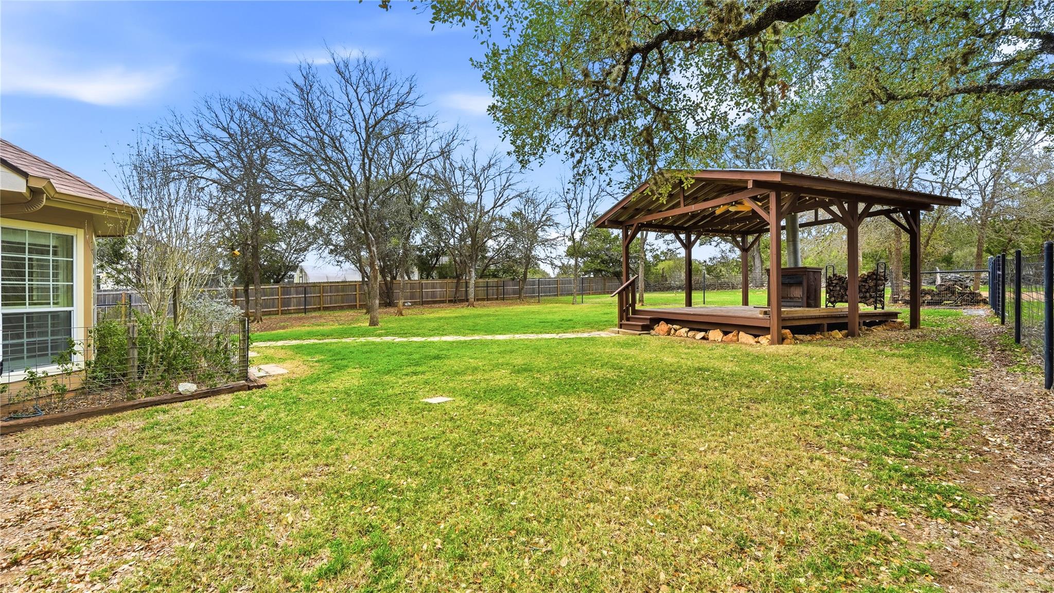 905 Mountain Dr, San Marcos, TX 78666