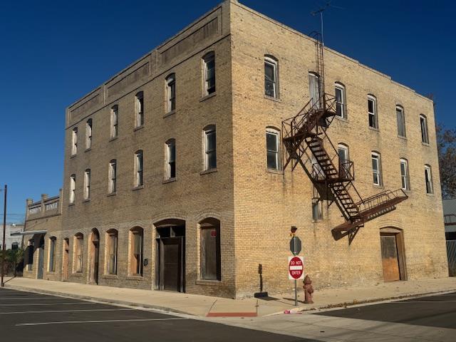 111 NE 2nd St NE, Smithville, TX 78957