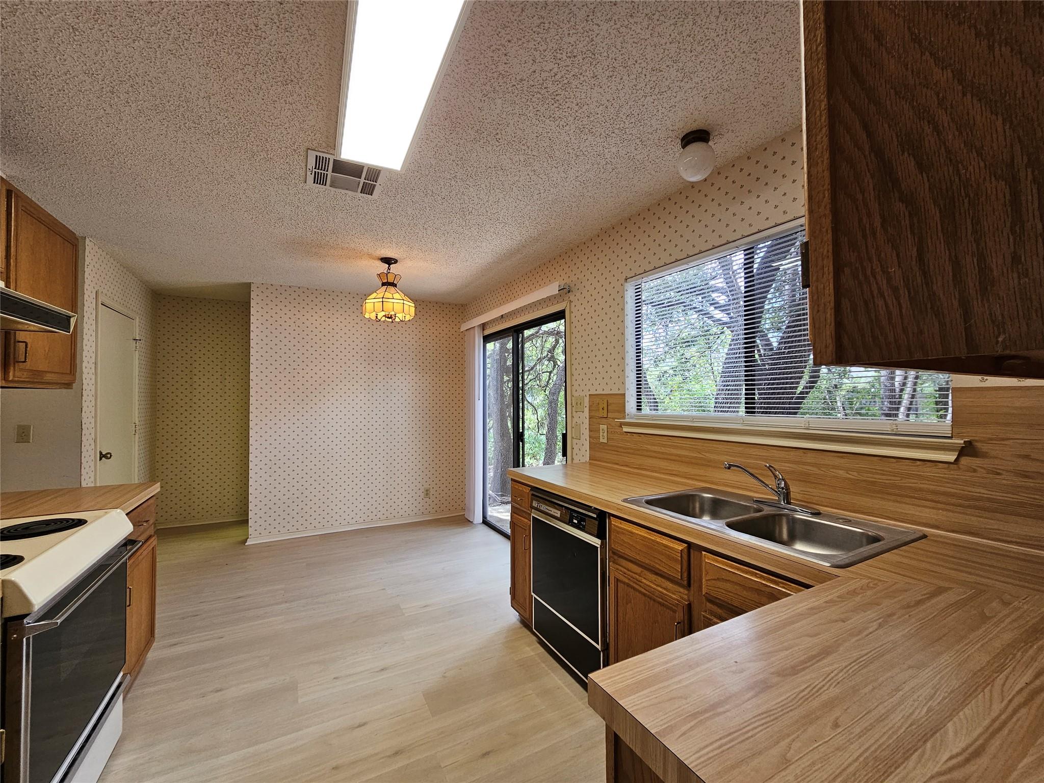 13102 Briar Hollow Dr, Austin, TX 78729