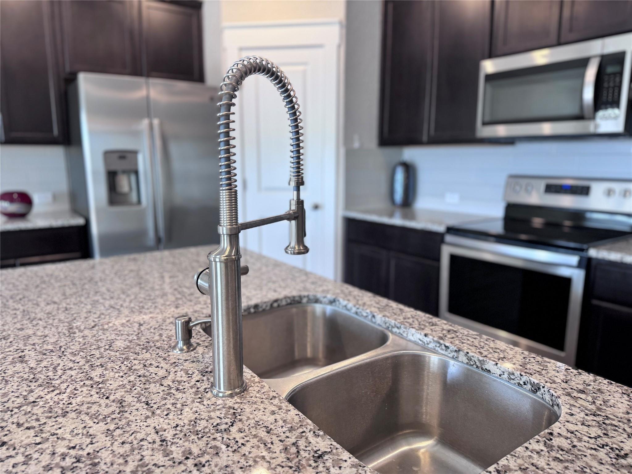 300 Colthorpe Ln, Hutto, TX 78634