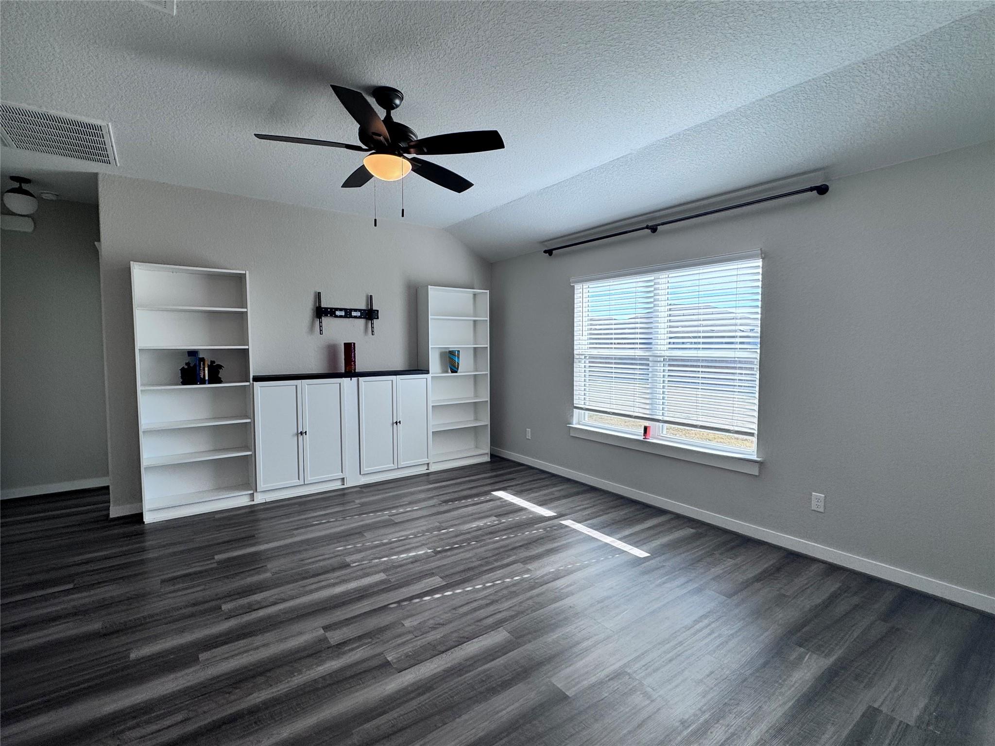 300 Colthorpe Ln, Hutto, TX 78634