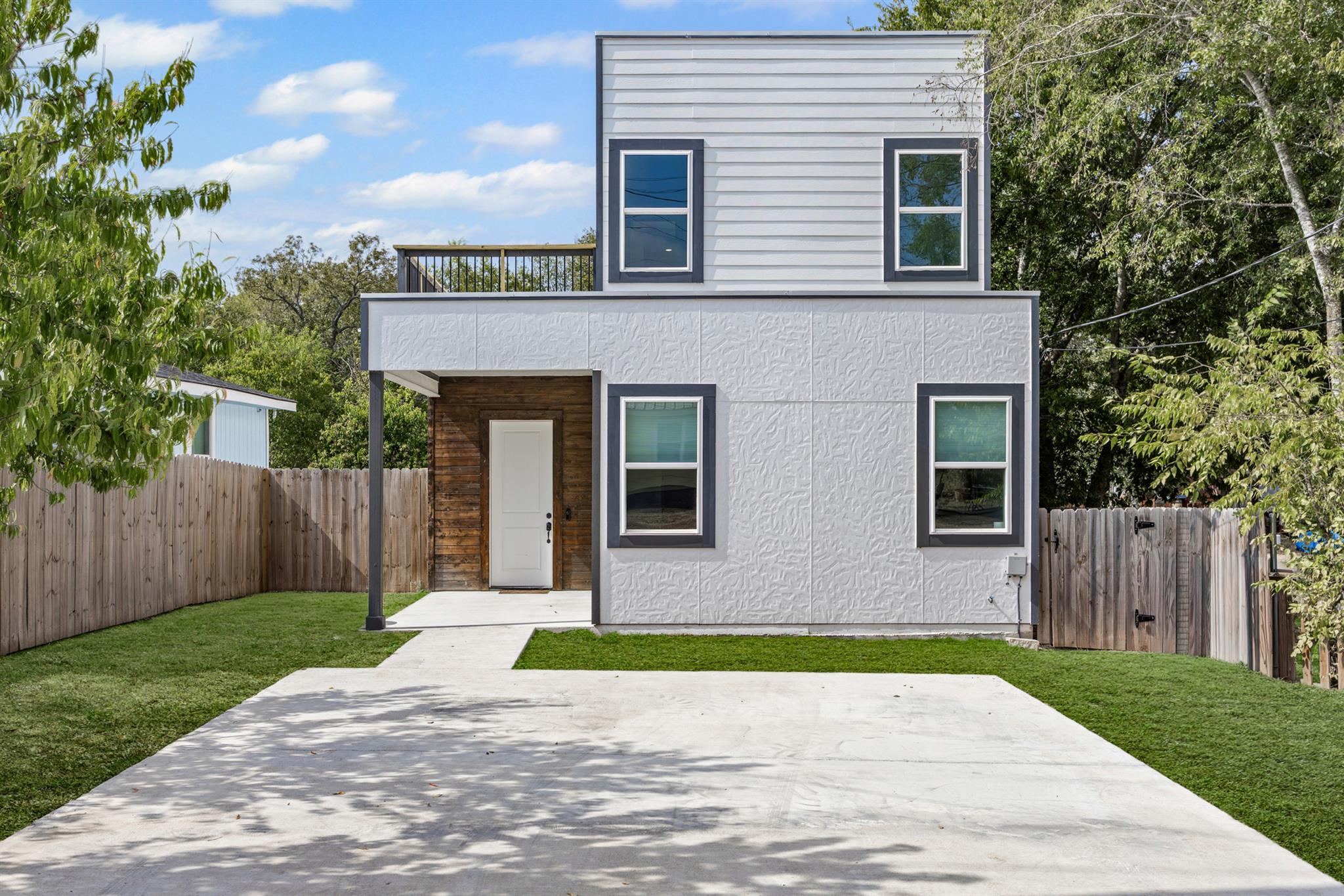 813 Chihuahua St, Lockhart, TX 78644