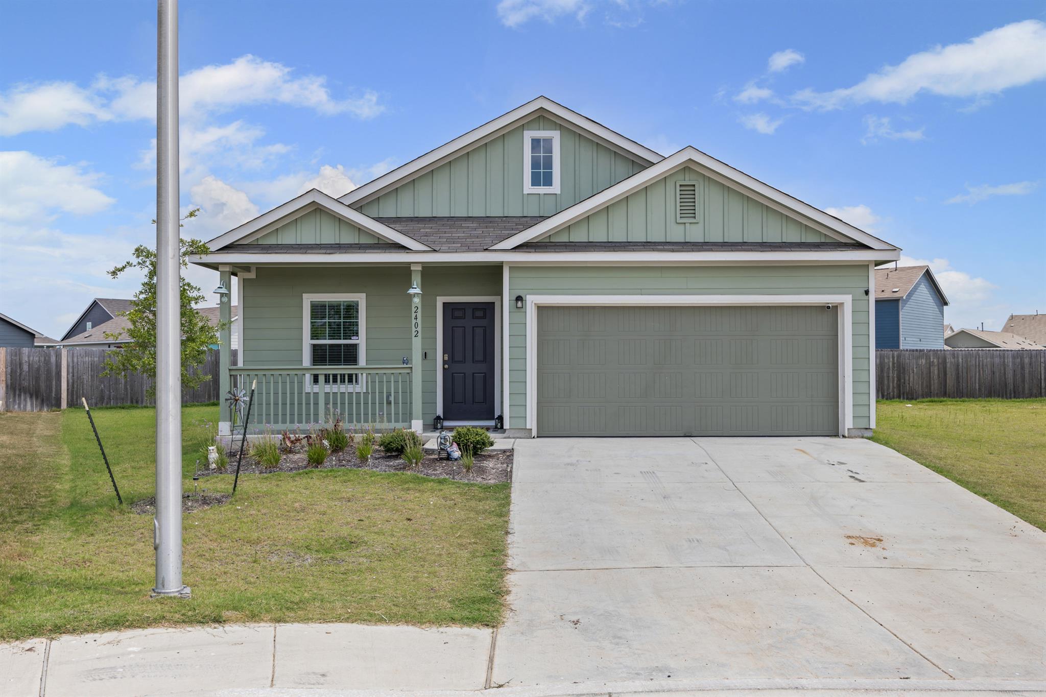 2402 Sunray Ct, Lockhart, TX 78644