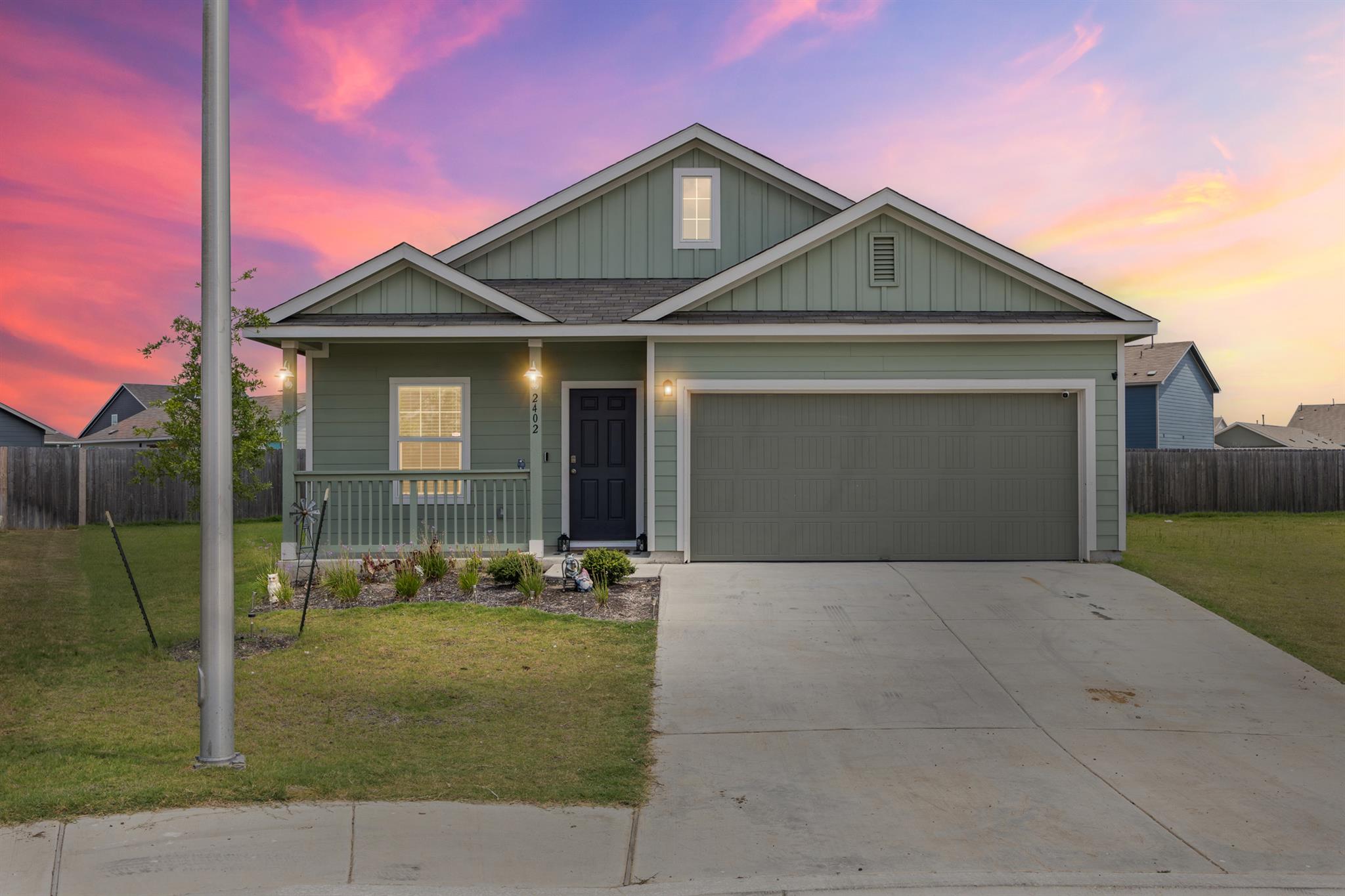 2402 Sunray Ct, Lockhart, TX 78644