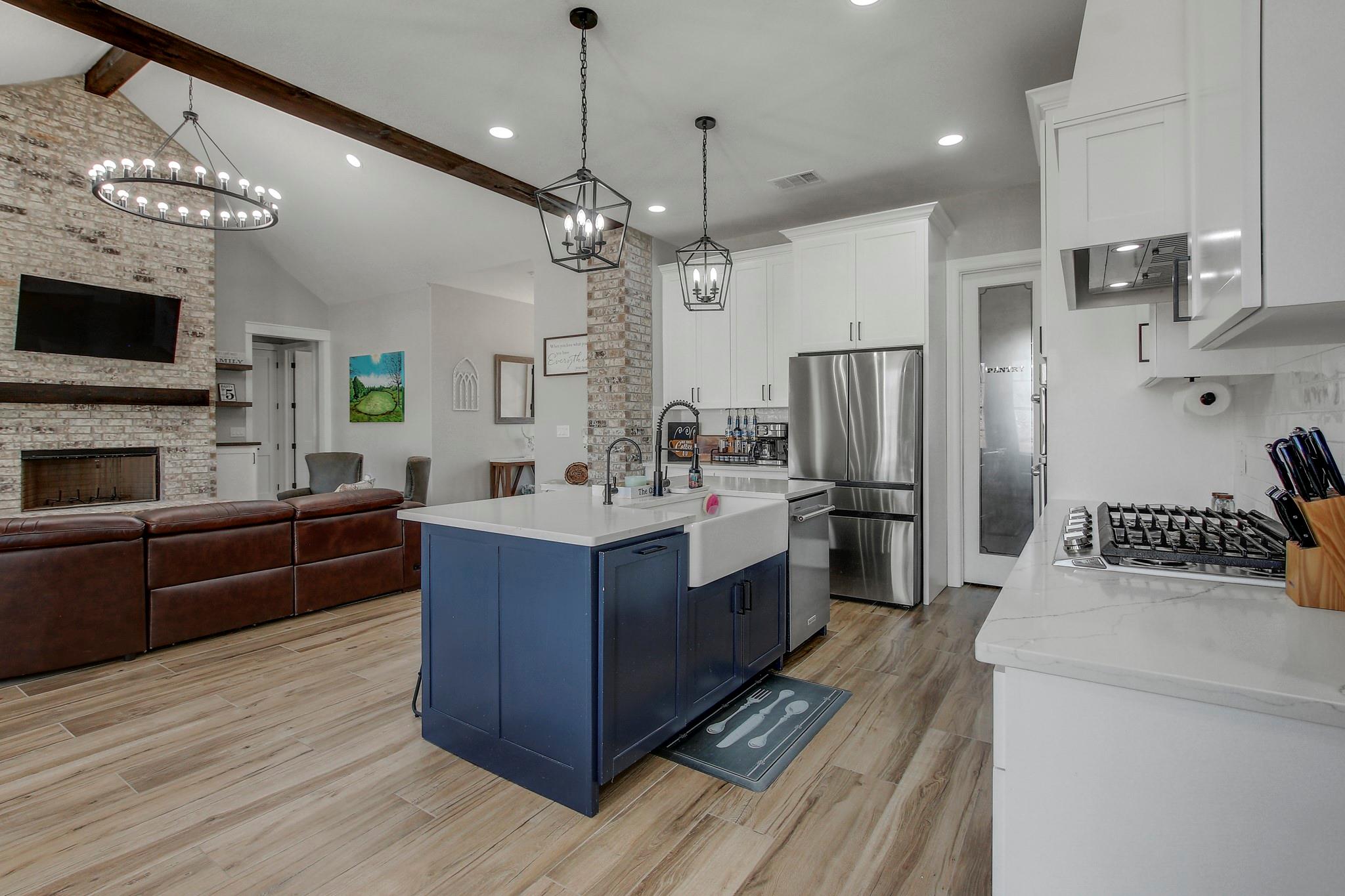 142 Anderson Dr, Red Rock, TX 78662