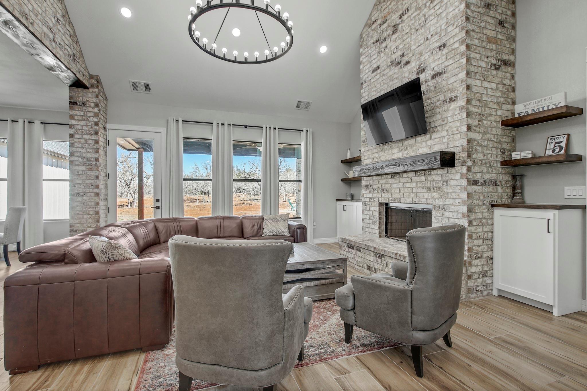 142 Anderson Dr, Red Rock, TX 78662