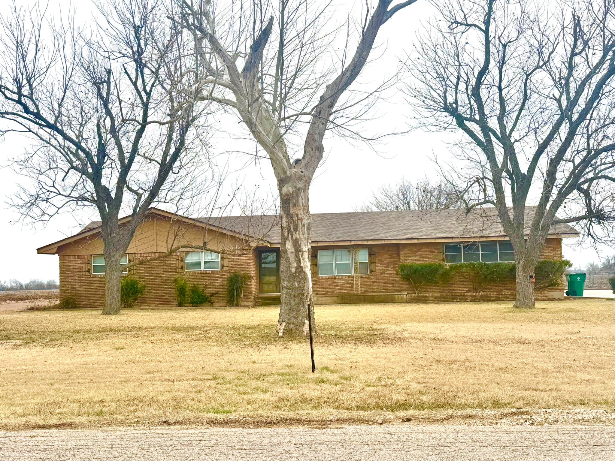 1204 E Lake Dr, Taylor, TX 76574